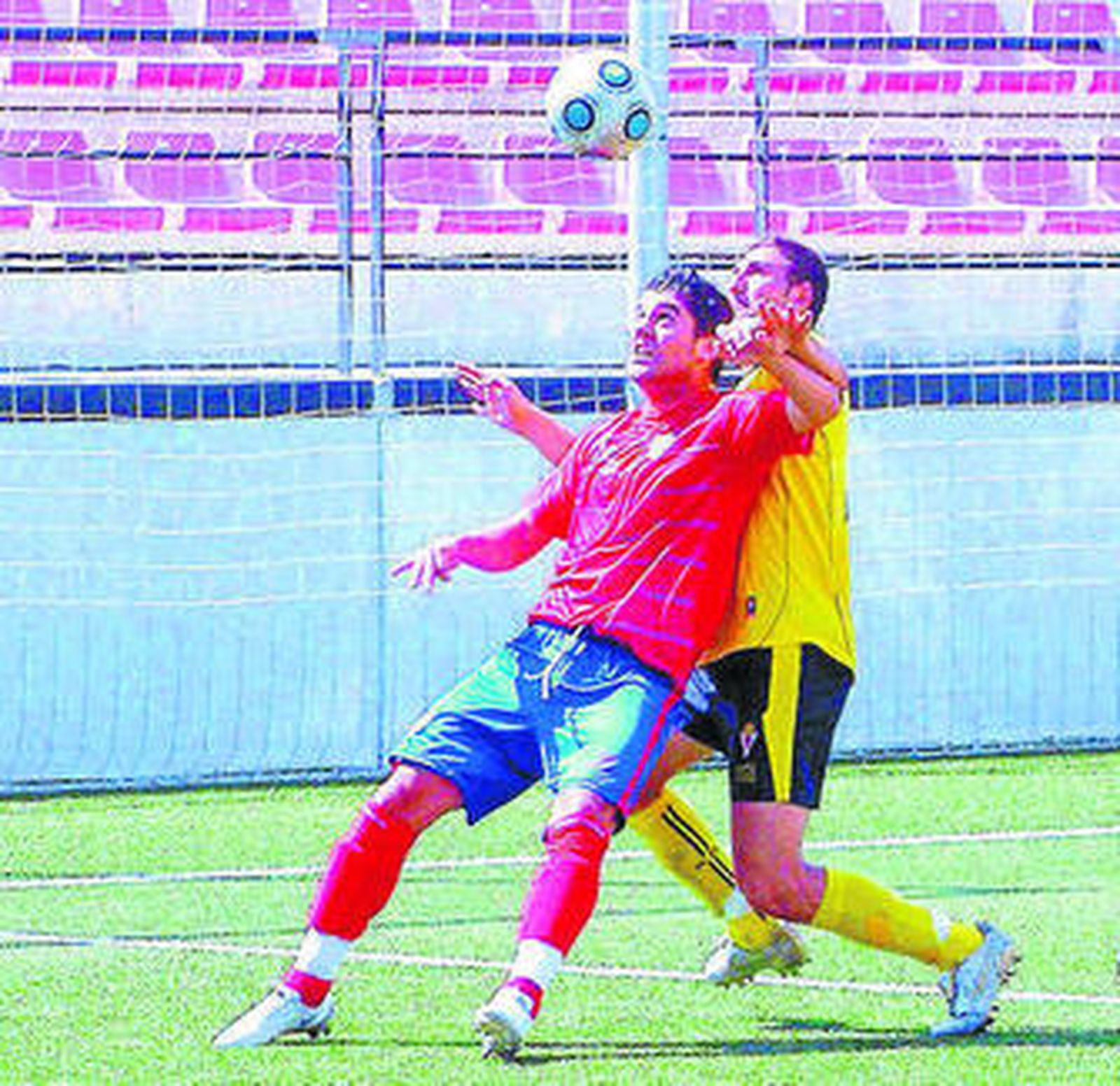 Yepes trata de controlar ante un jugador del Murcia Imperial.