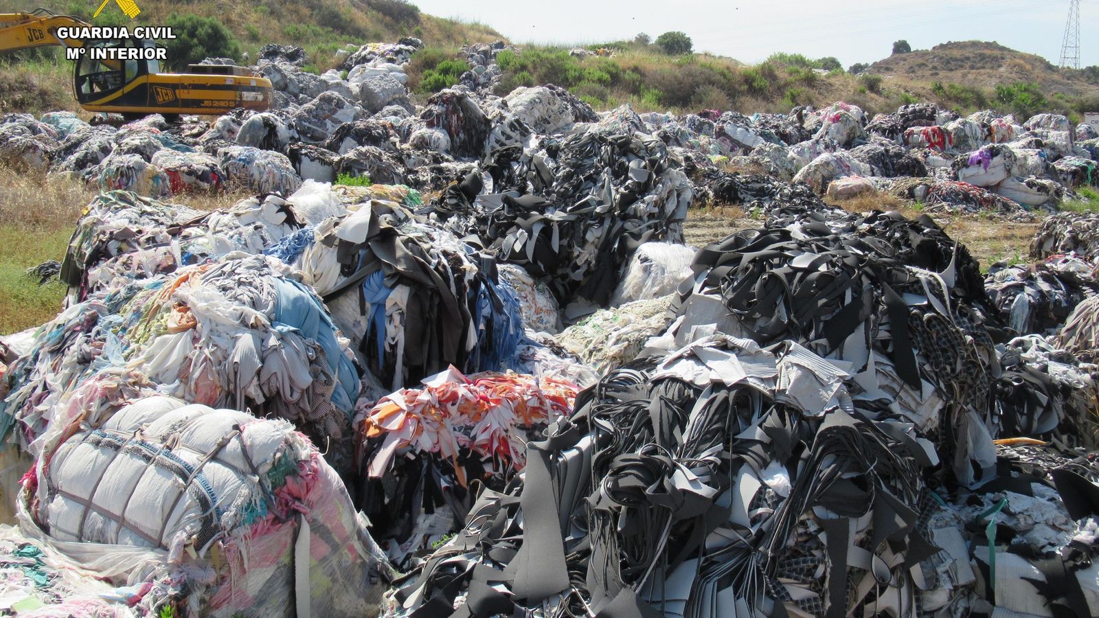 Toneladas de desechos textiles en una parcela del Cortijo Real, en Algeciras.
