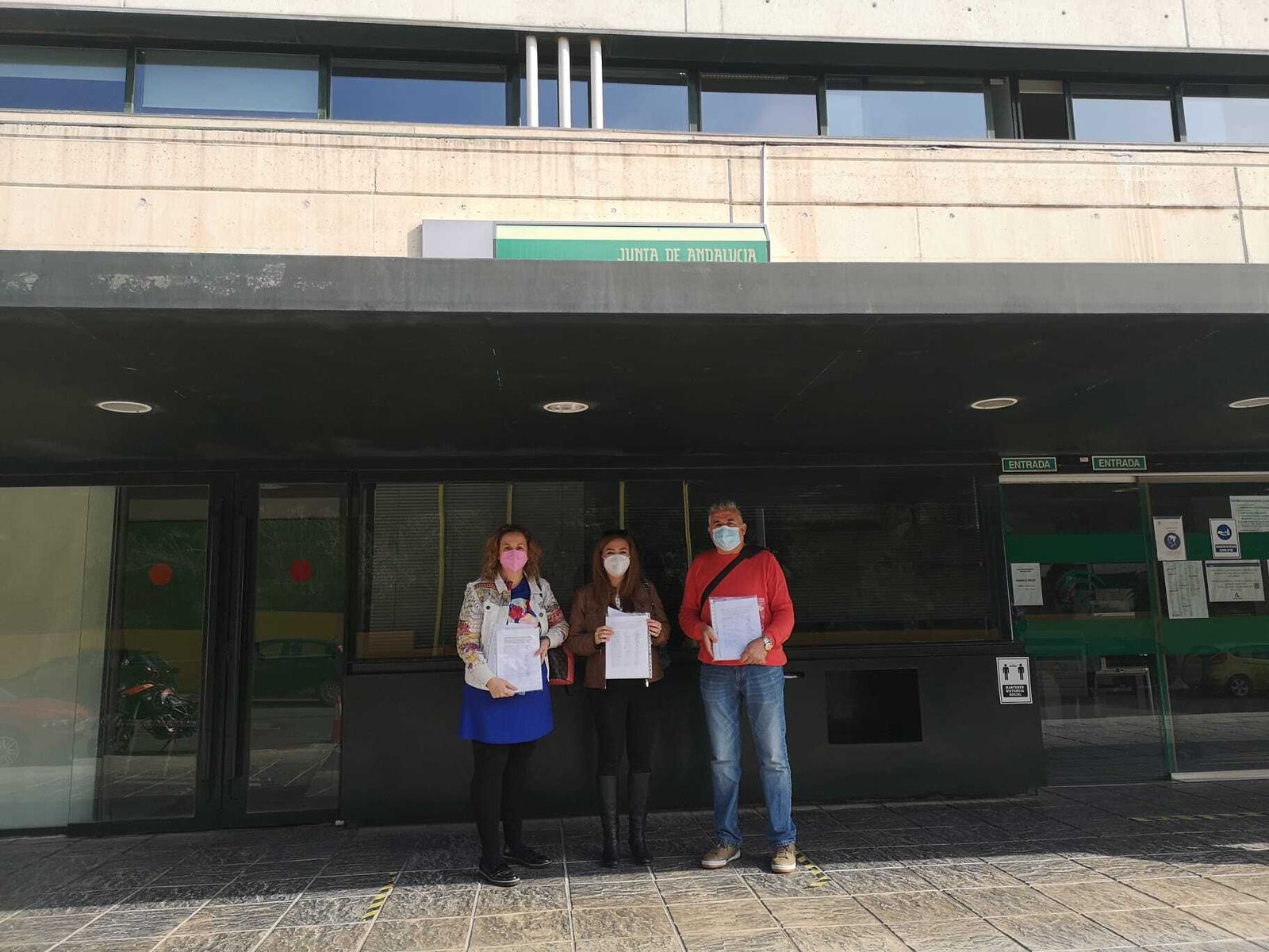 Representantes de las Asociaciones de Madres y Padres con las firmas a las puertas de la Delegación de Educación.