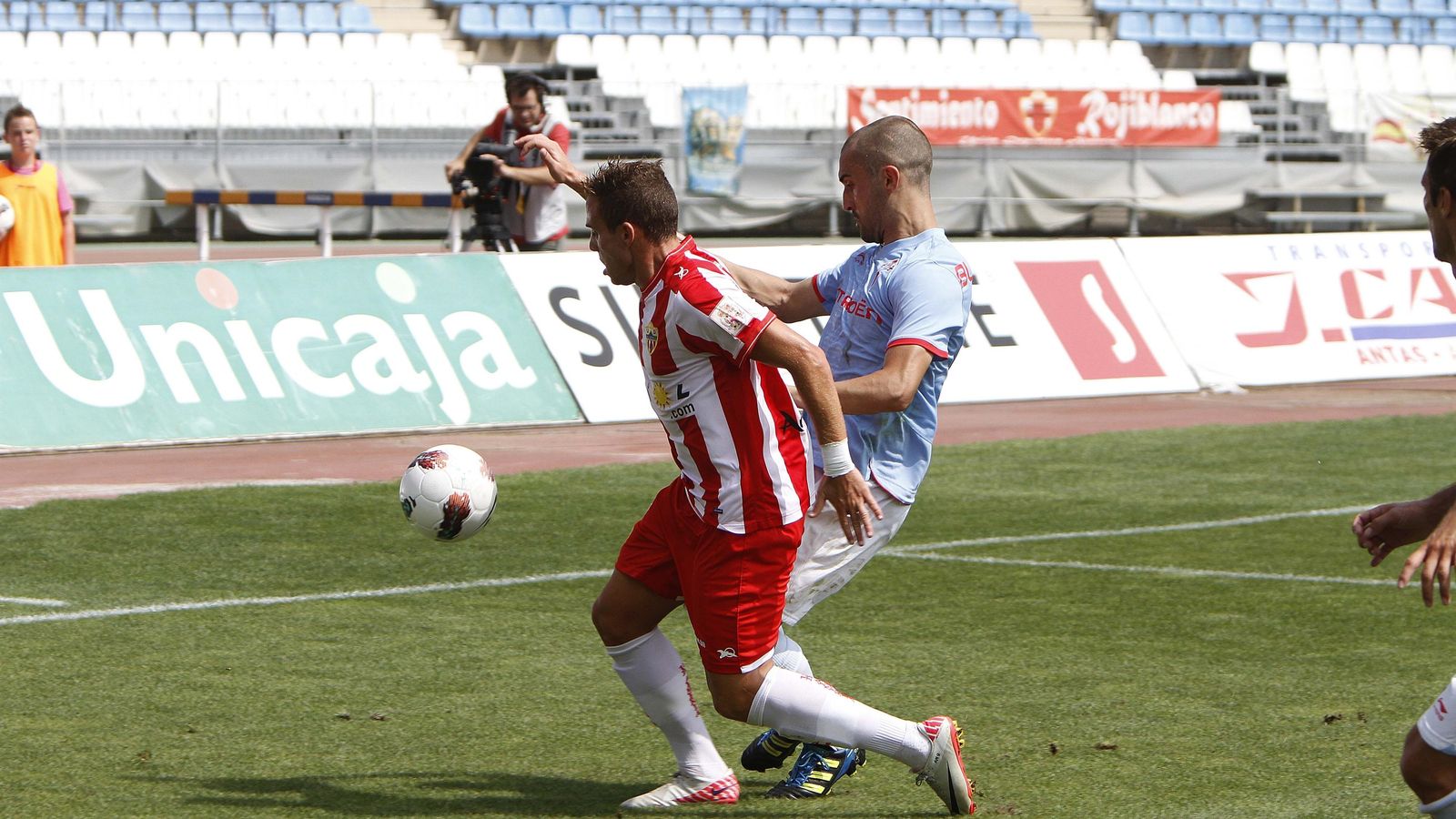 Aarón Ñíguez protege un balón ante la presión de un futbolista del Celta en un partido entre ambos equipos.