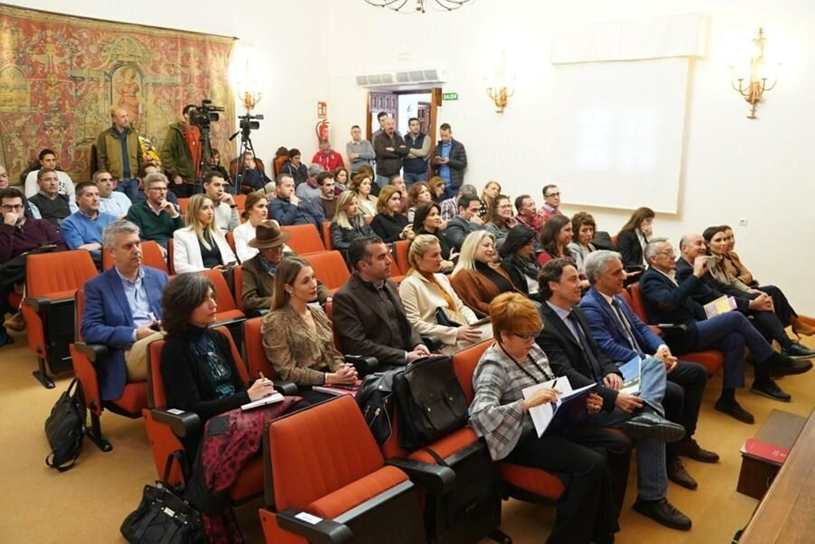 Aspecto del salón de plenos de Moguer con los representanes de los municipios Edusi. Aspecto del salón de plenos de Moguer con los representanes de los municipios Edusi.