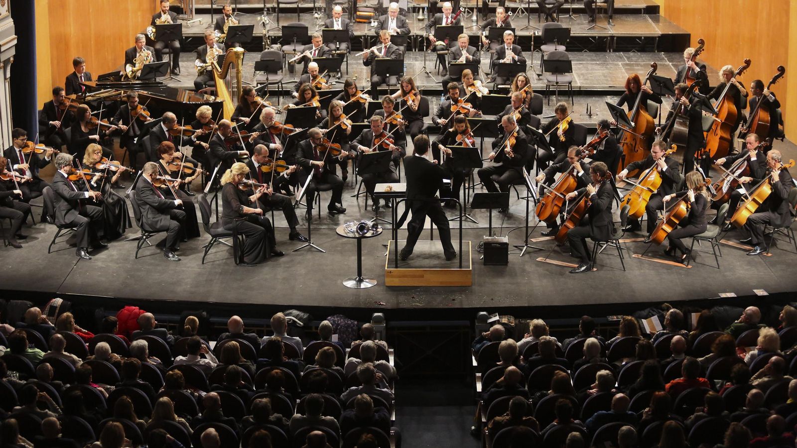 Concierto de la OFM en el Teatro Cervantes con el director Manuel Hernández Silva.