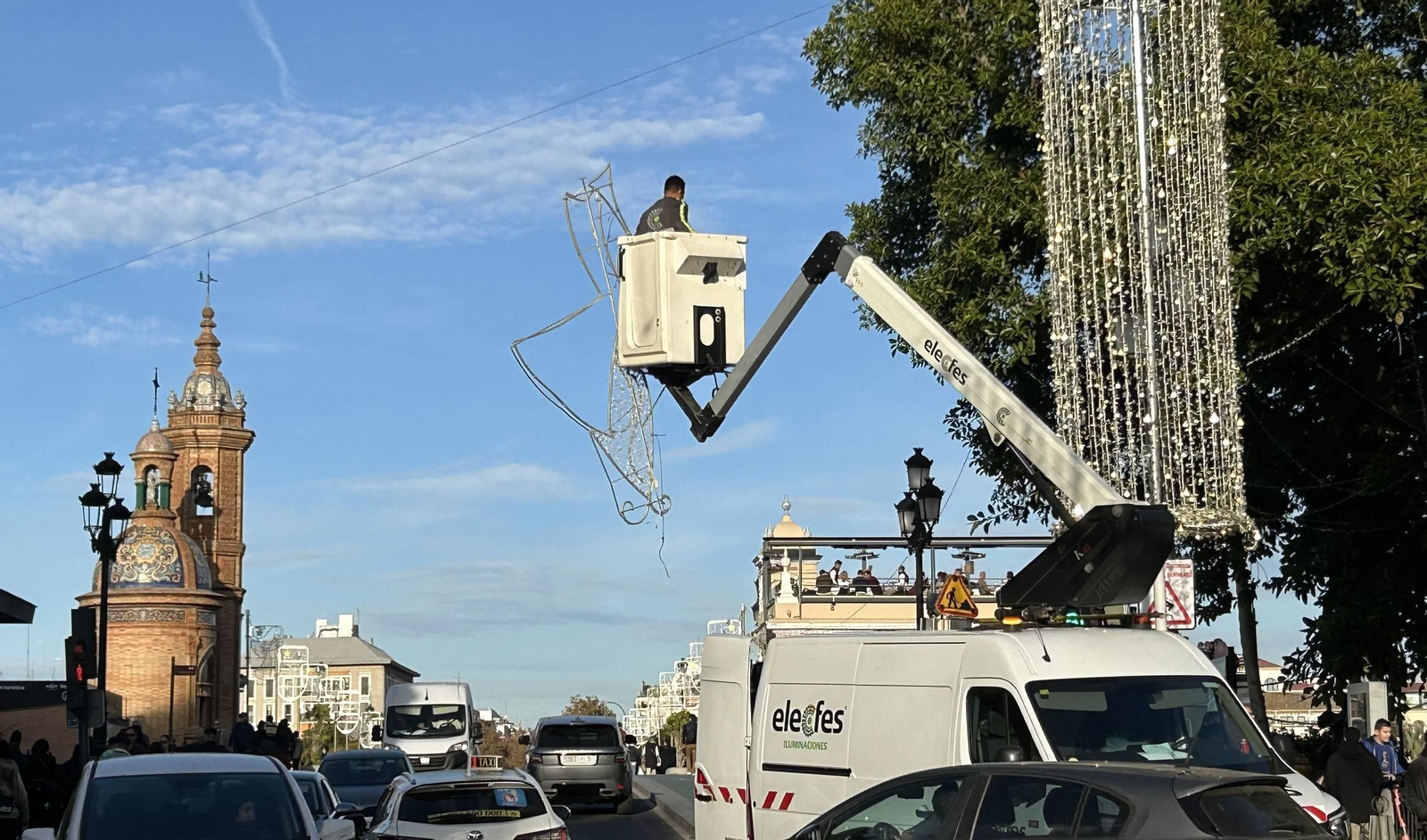 Desmontaje de las luces del Altozano por segunda vez