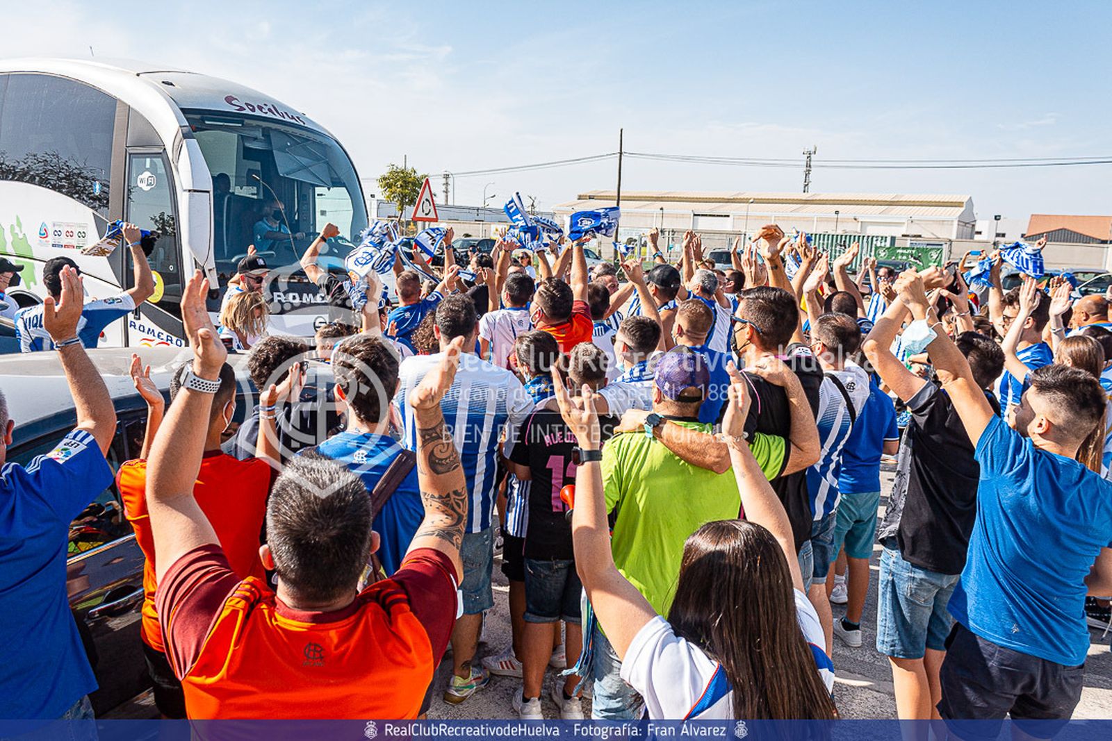 Aficionados del Recreativo esperan al equipo en Los Palacios el pasado domingo.