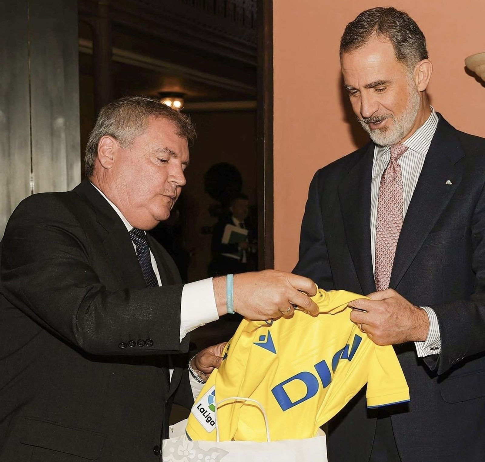 ¡Qué escándalo, una camiseta del Cádiz a uno del Atleti!