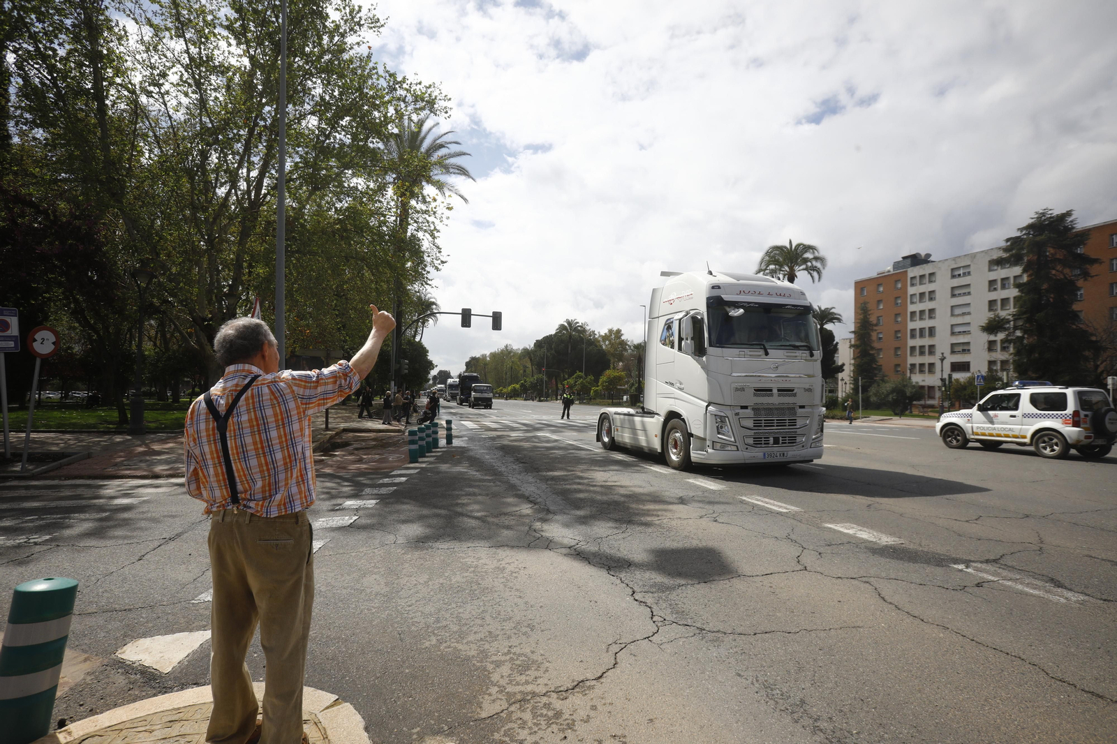 Los transportistas colapsan el centro de Córdoba, en imágenes