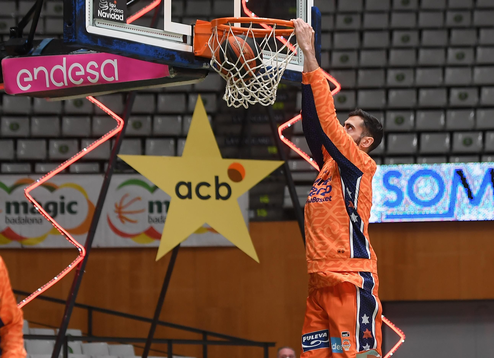 Joan Sastre hace un mate en un calentamiento de esta temporada.