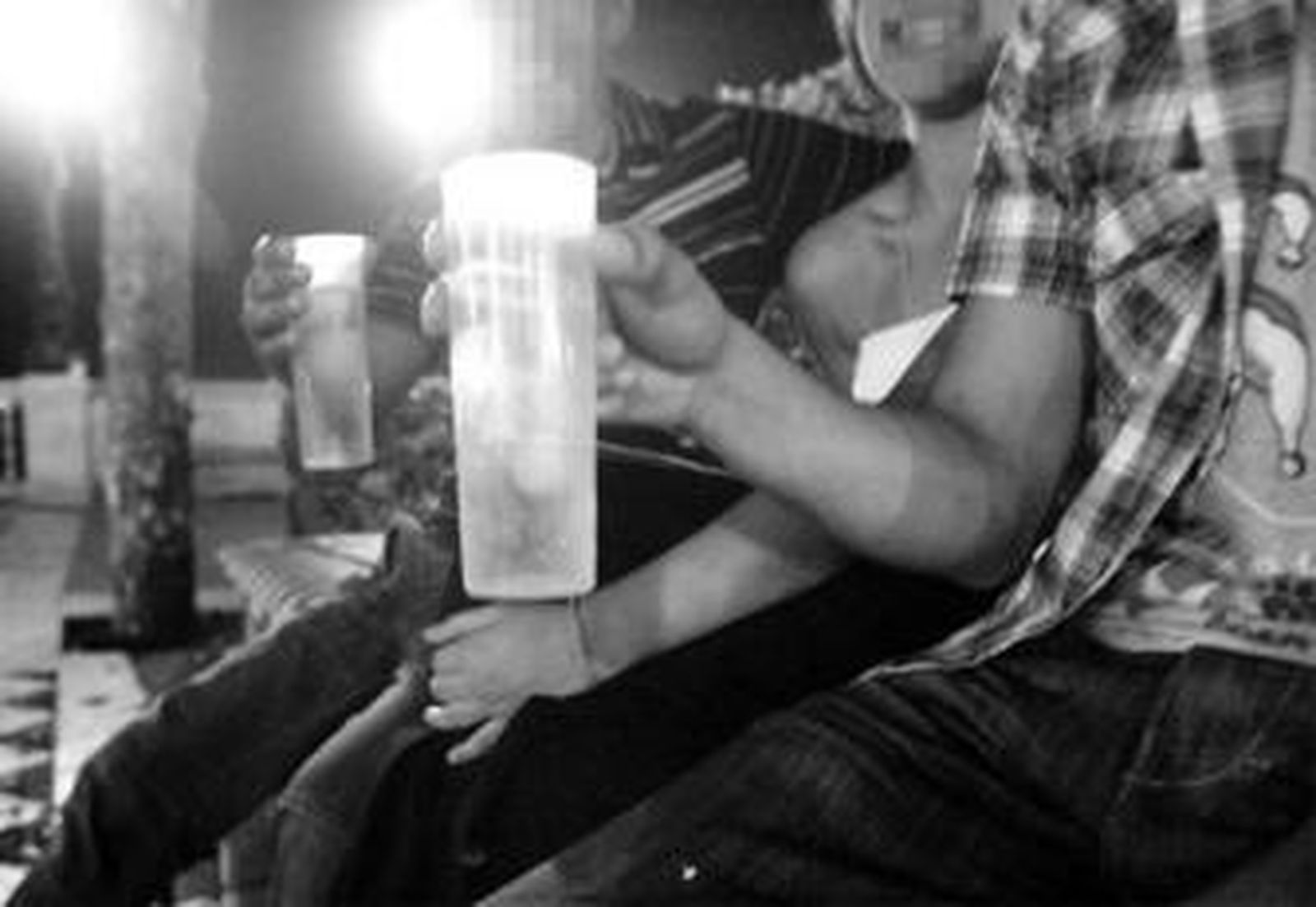 Algunos de los jóvenes hacen botellón, el pasado sábado, en una plaza del casco histórico (la Alameda).