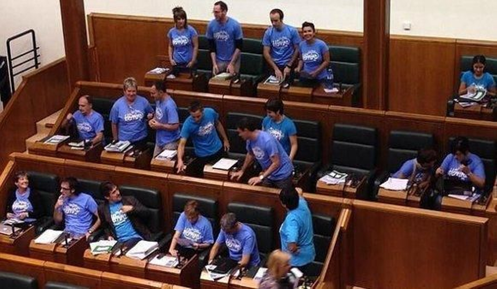EH Bildu porta camisetas de apoyo a Herrira en el Parlamento vasco