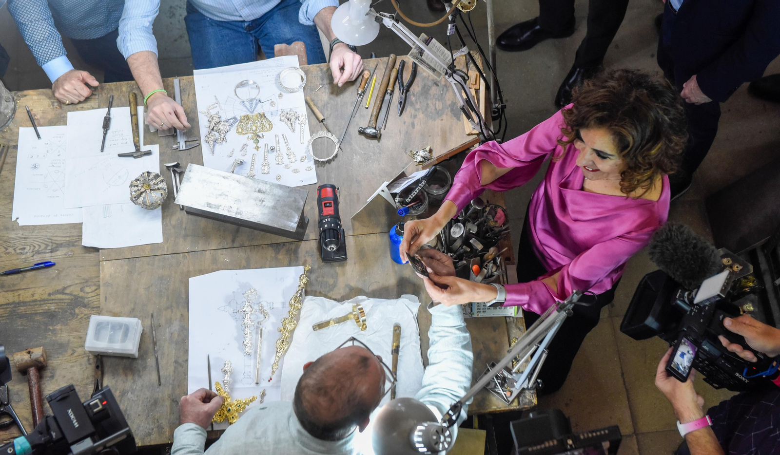 La visita de María Jesús Montero a uno de los talleres de la Asociación Gremial Sevillana de Arte Sacro