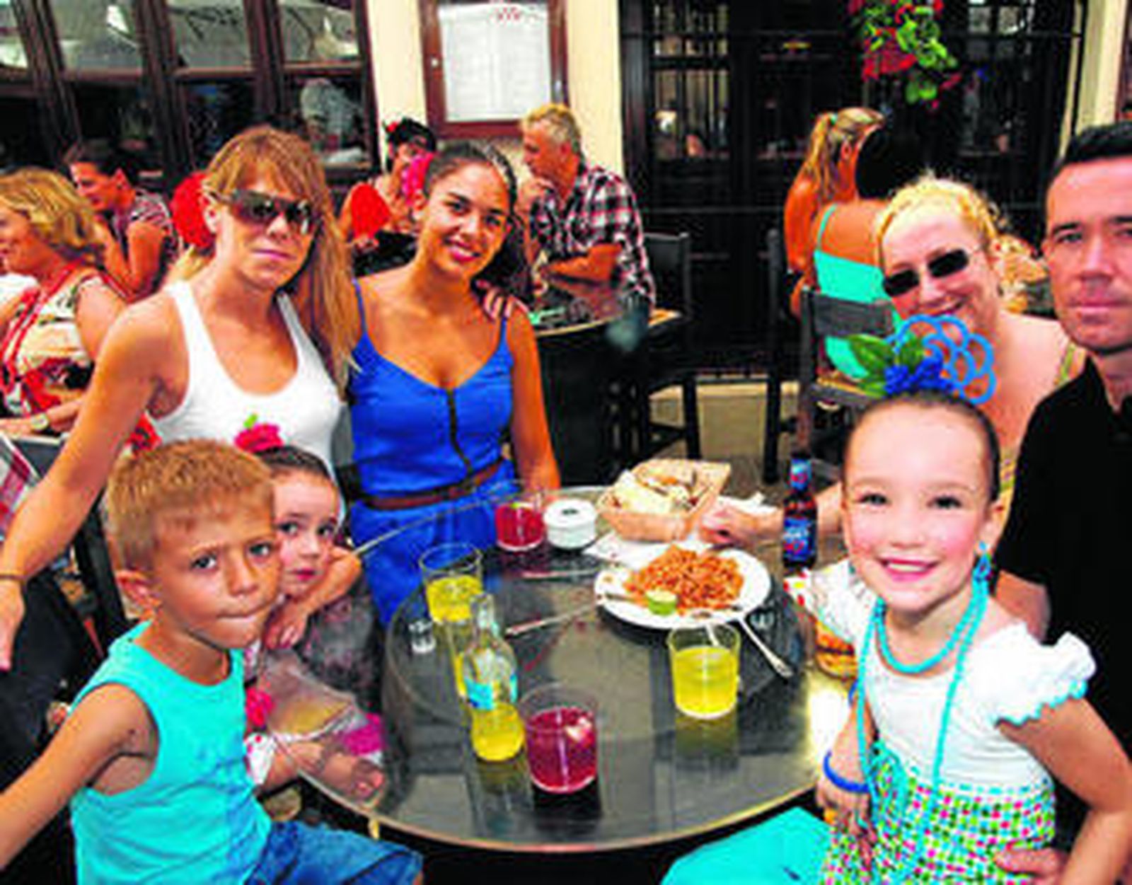 Los integrantes del grupo Los Faroles en la calle Larios.