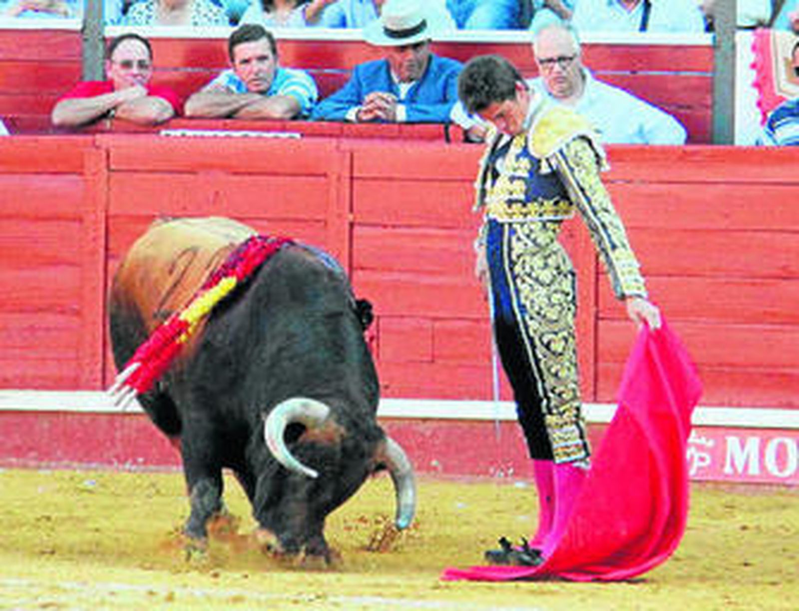 Daniel Luque con el indultado cuarto, vertical, a pies juntos y arrastrando la muleta en el inicio de la faena.