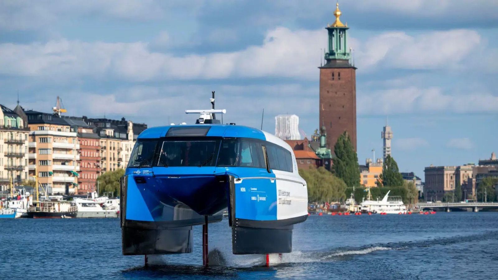 El nuevo ferri eléctrico de Estocolmo se propulsa mediante palas sumergidas.