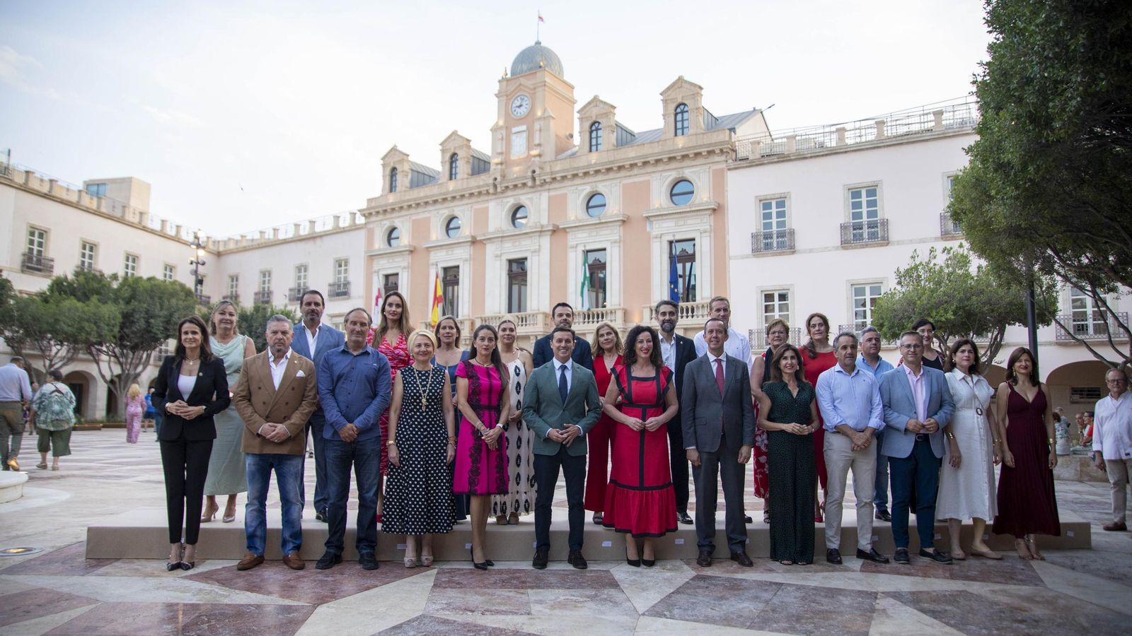 Foto de familia de las autoridades. Foto de familia de las autoridades.