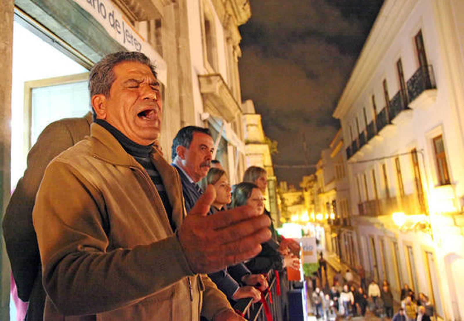 El cantaor, en el balcón del Diario, junto al magistrado José López y Manuel Guerrero, en plena ejecución de la saeta  Foto: Vanesa Lobo