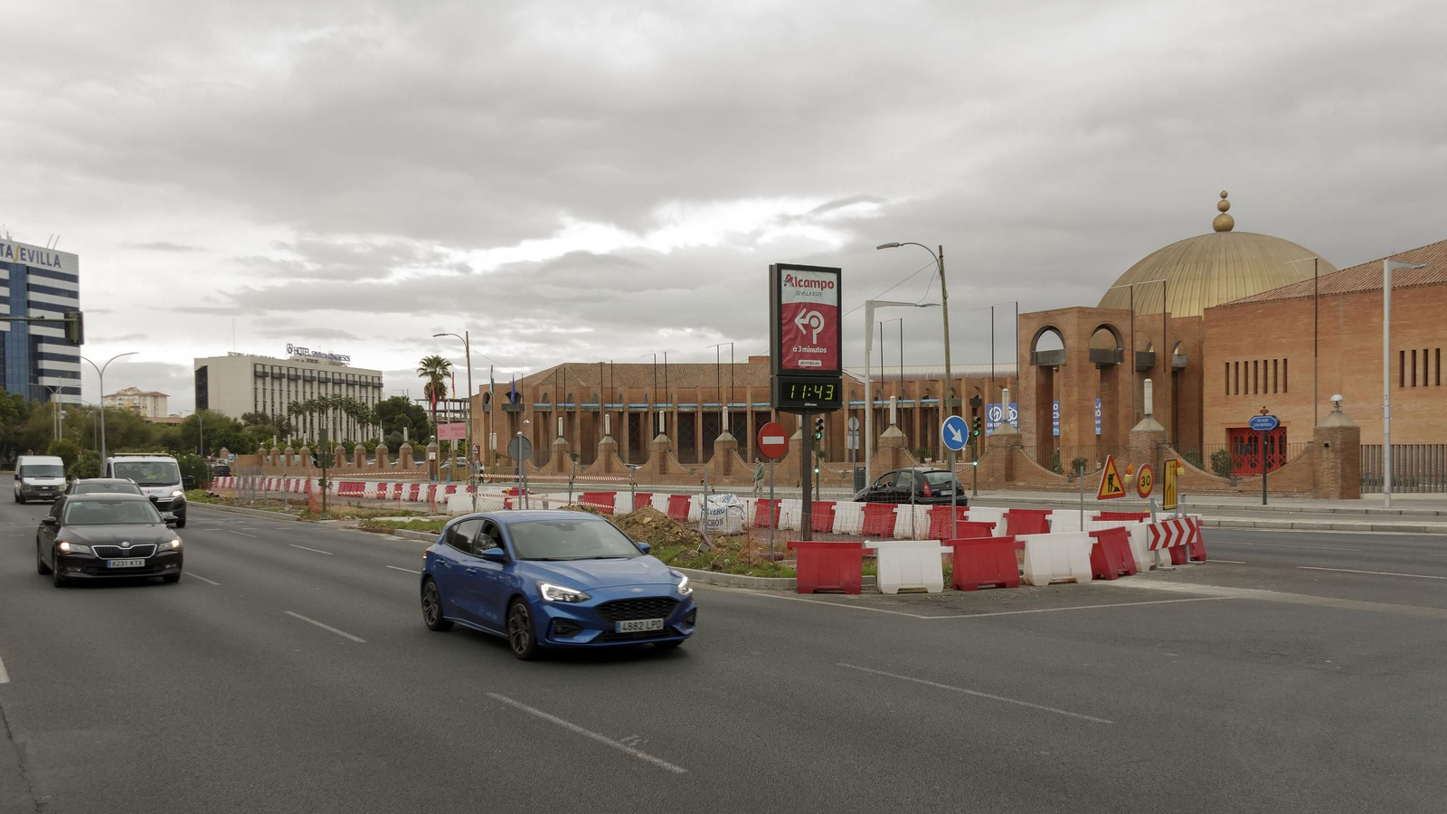 Obras de la construcción del carril del tranvibus que conectará Santa Justa, Sevilla Este y Torreblanca