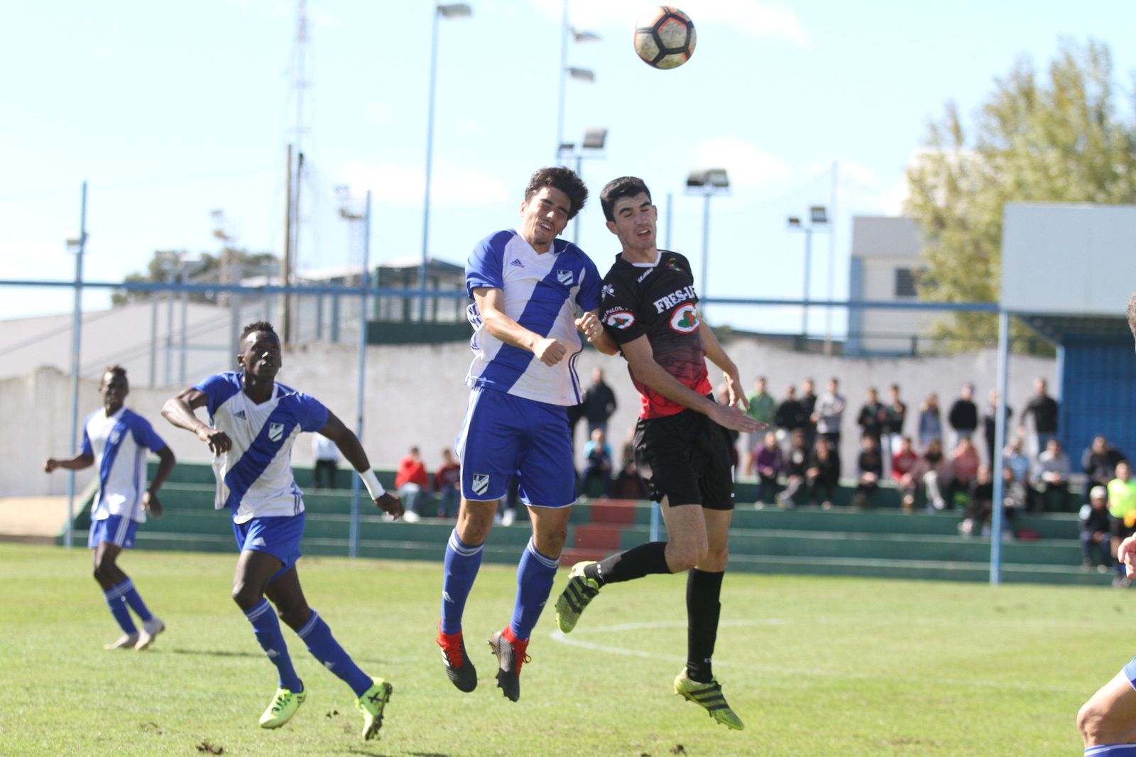 Dos jugadores saltan a por in balón en el Atlético Onubense-Pinzón de esta temporada.