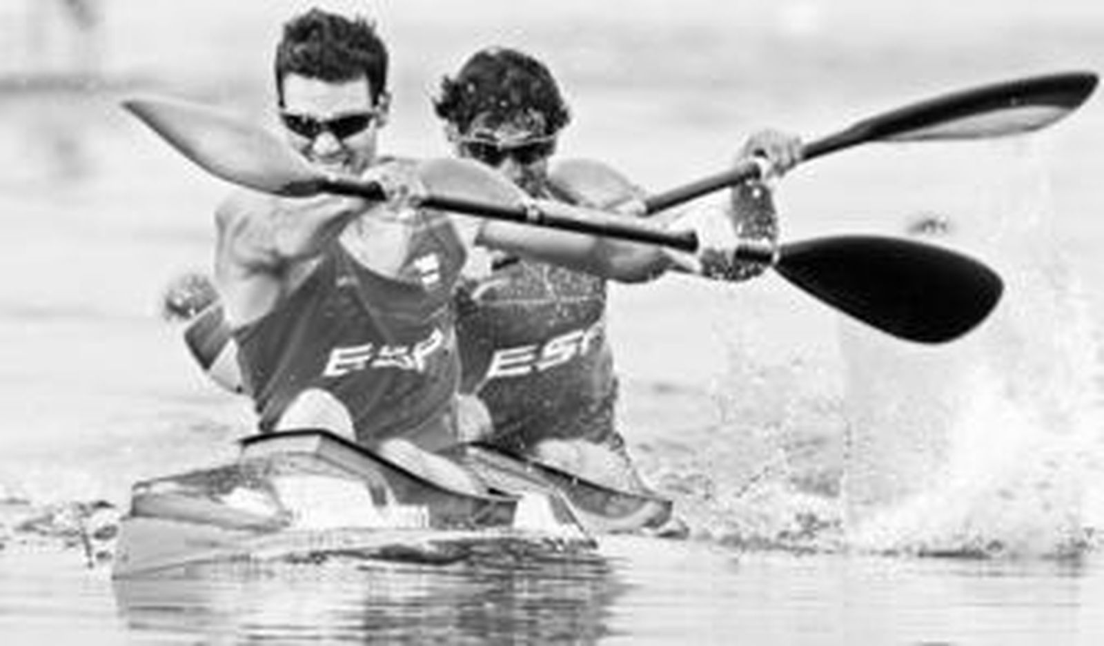 Saúl Craviotto y Carlos Pérez, en plena acción durante la final de  K-2 500m.