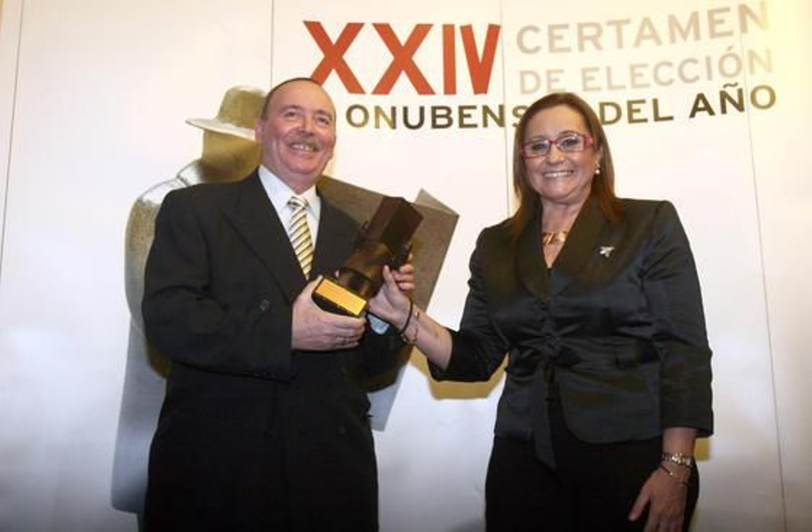 Luis Naranjo, presidente de la Coral Minera de Riotinto, llegó al acto sobre la campana, procedente, precisamente, de un concierto. Le entregó el galardón de la vicepresidenta de la Diputación Provincial, María Luisa Faneca. "Agradecemos a Huelva Información que nos seleccionara, a quienes nos han votado y a quienes han ayudado a que esto fuese posible".

Foto: Josue Correa