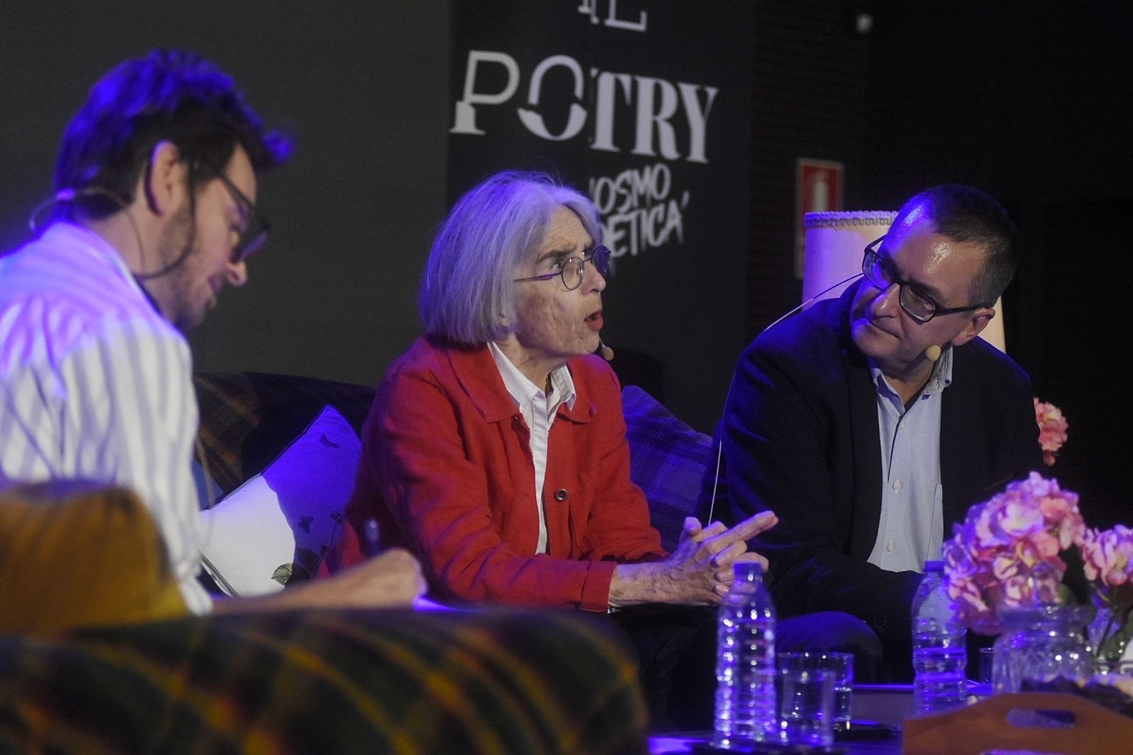 Donna Leon junto a Salvador Guitérrez (derecha).