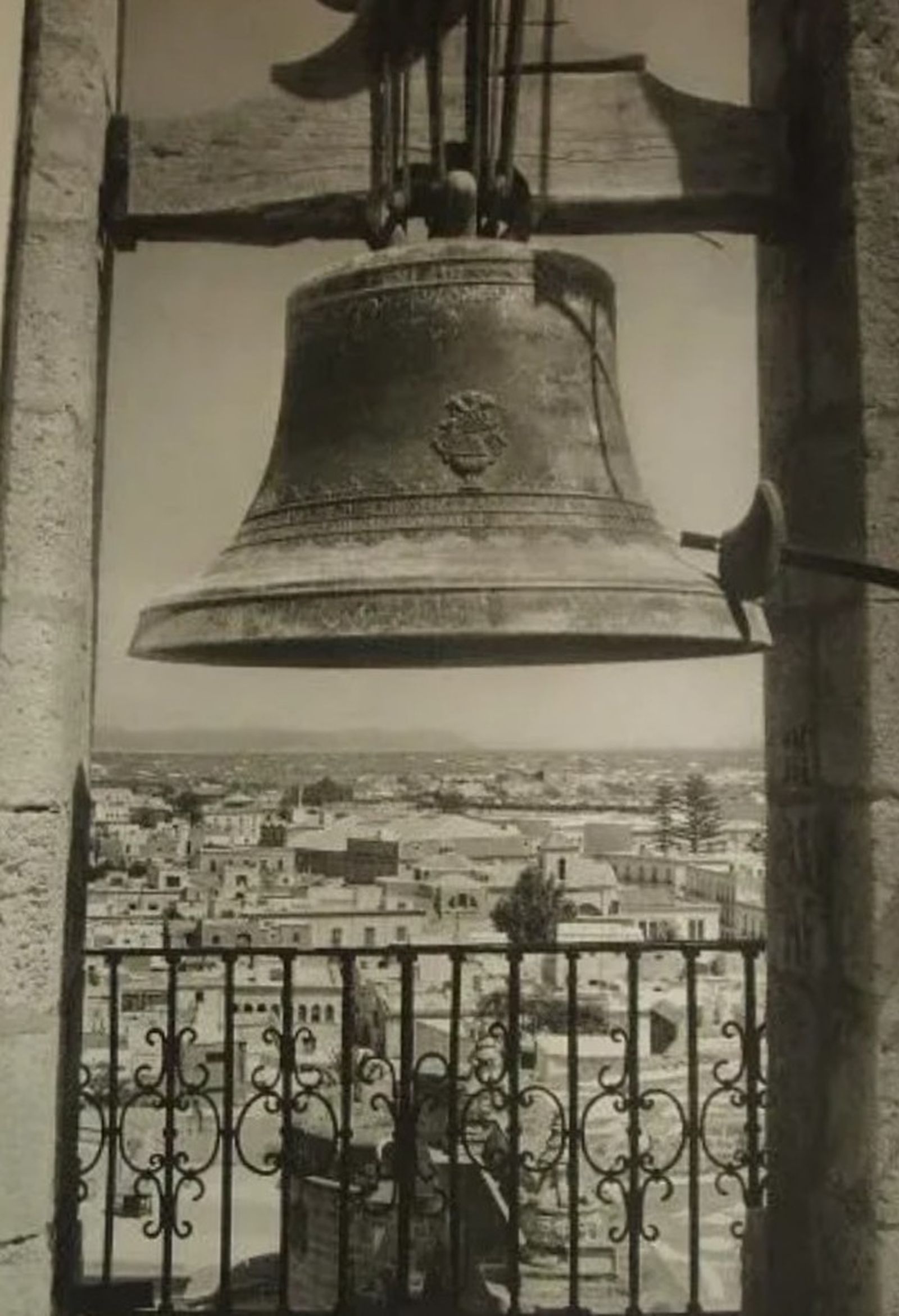 Campana de la Catedral de Almería en los años 40.
