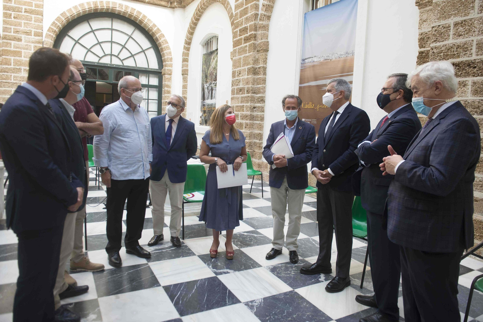 Representantes de las diferentes entidades y administraciones implicadas en el proyecto, durante el acto de presentación del mismo.
