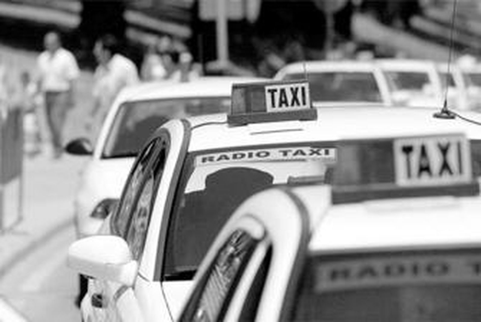 Vehículos de Radio Taxi aparcados en la ciudad en una imagen de archivo.