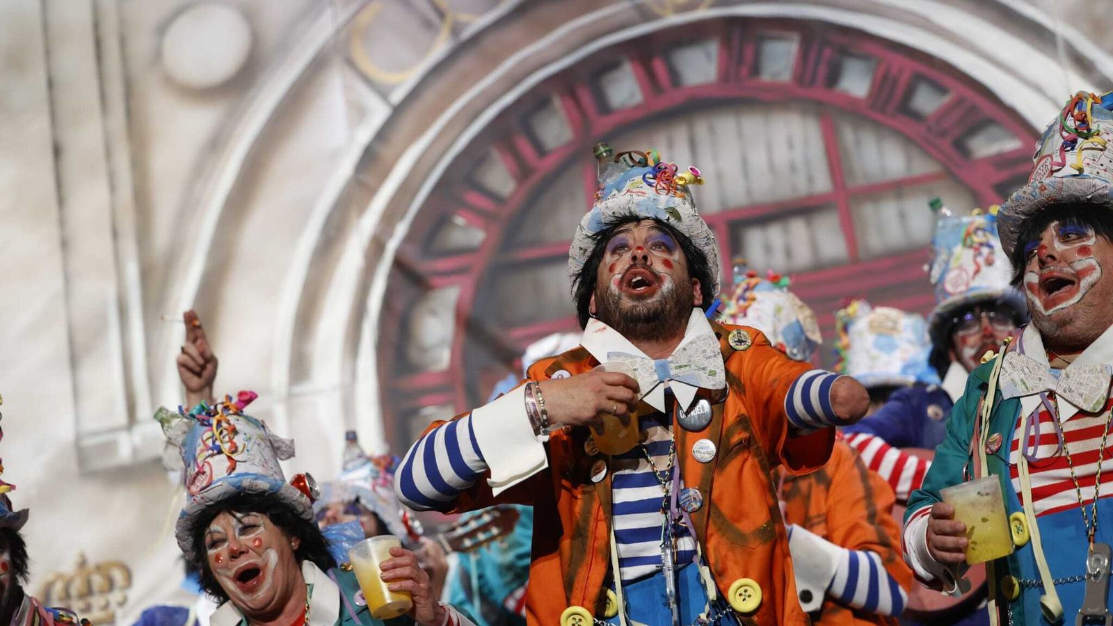 Amo escuchá: chirigota callejera, con José Molina en primer plano.