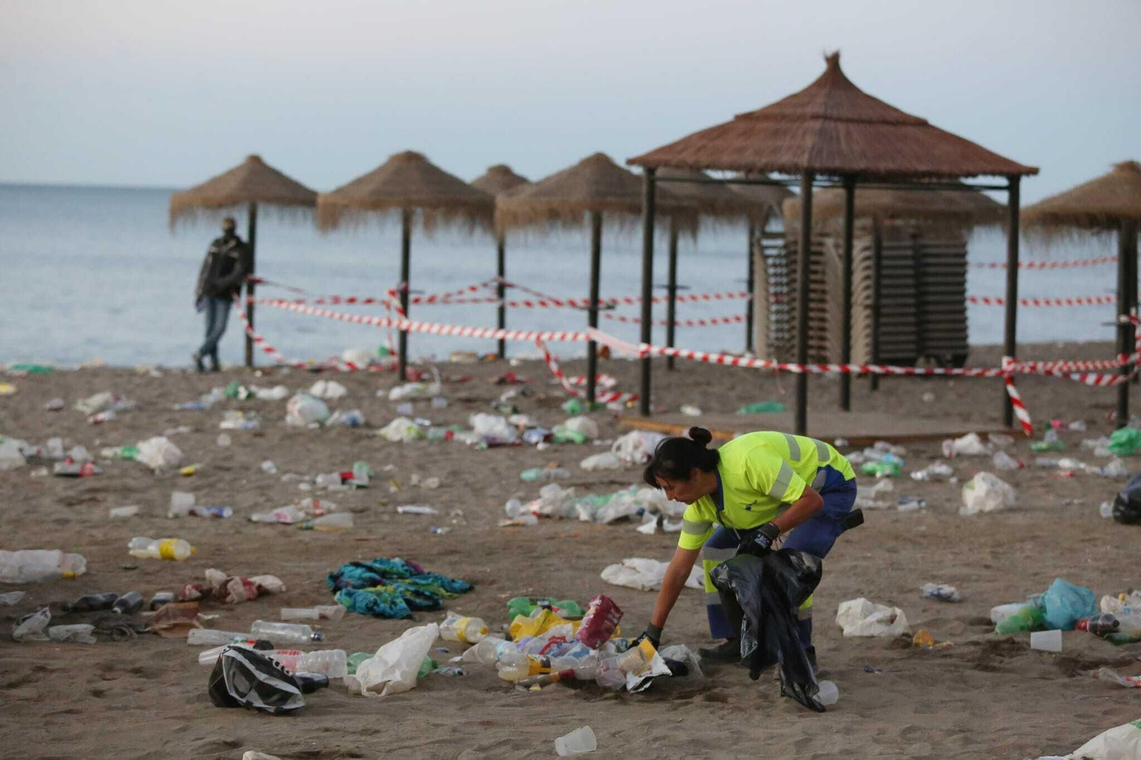 Así han amanecido las playas de Málaga tras la noche de San Juan