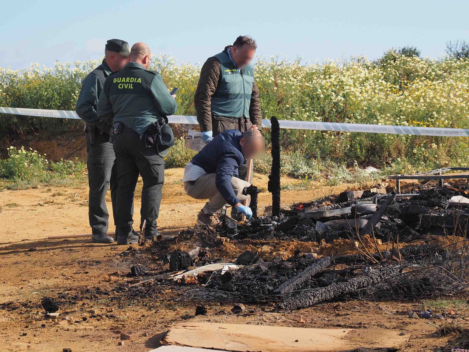 Imágenes del incendio que costó la vida a una persona en una chabola en Lepe