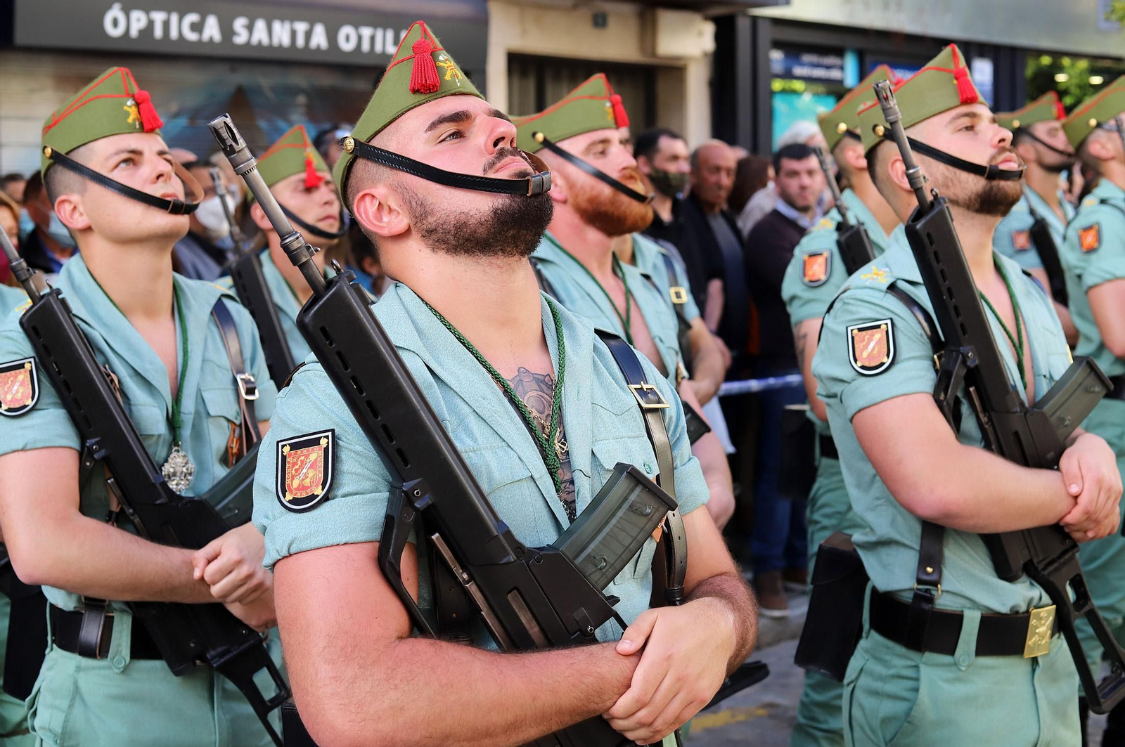 La Legión acompaña al Cristo de la Vera+Cruz en su procesión por Huelva, en imágenes