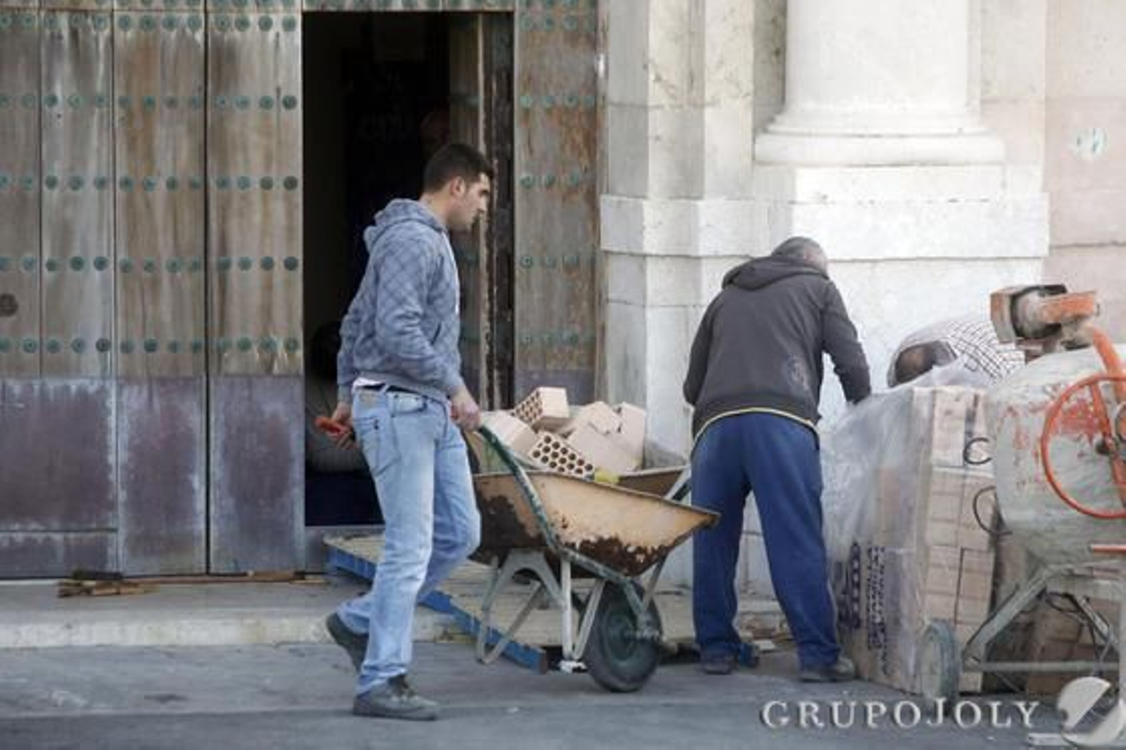 Policía Nacional y antidisturbios desalojan el edificio de Valcárcel. 

Foto: Lourdes de Vicente, Javier González y Jesús Marín
