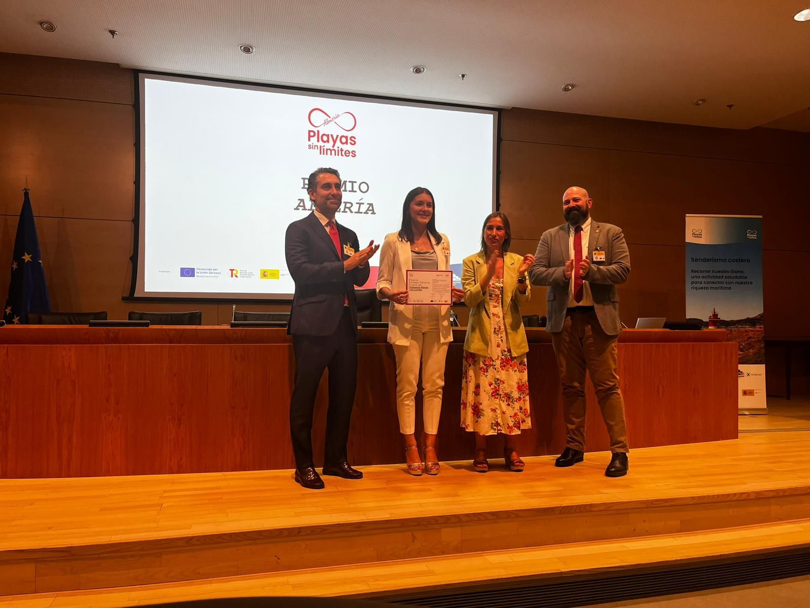 Entrega premio TFG de 'Playas sin límites' en Madrid