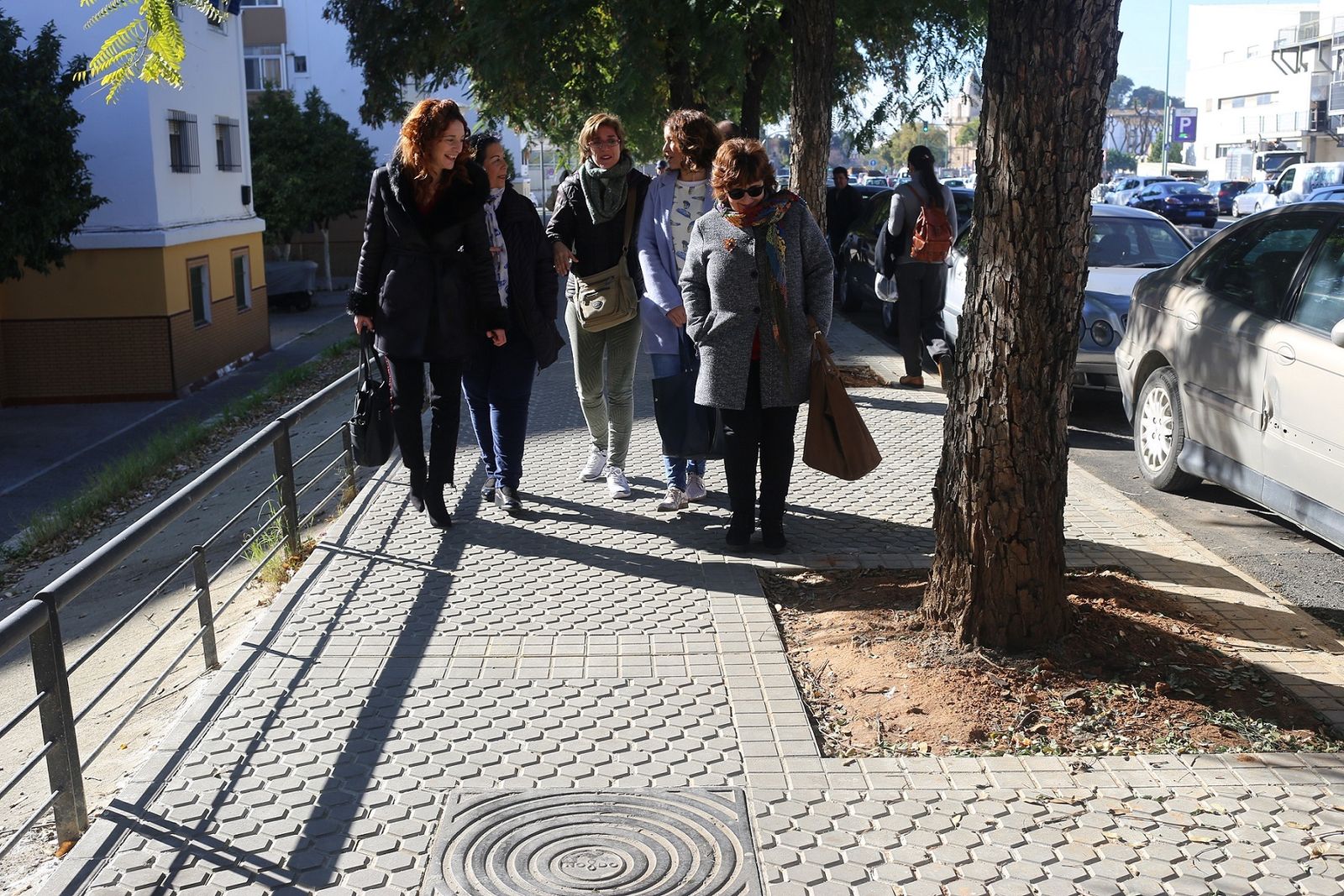 Clara  Macías visita el nuevo acerado de la calle Doctor Fedriani en  la Macarena.