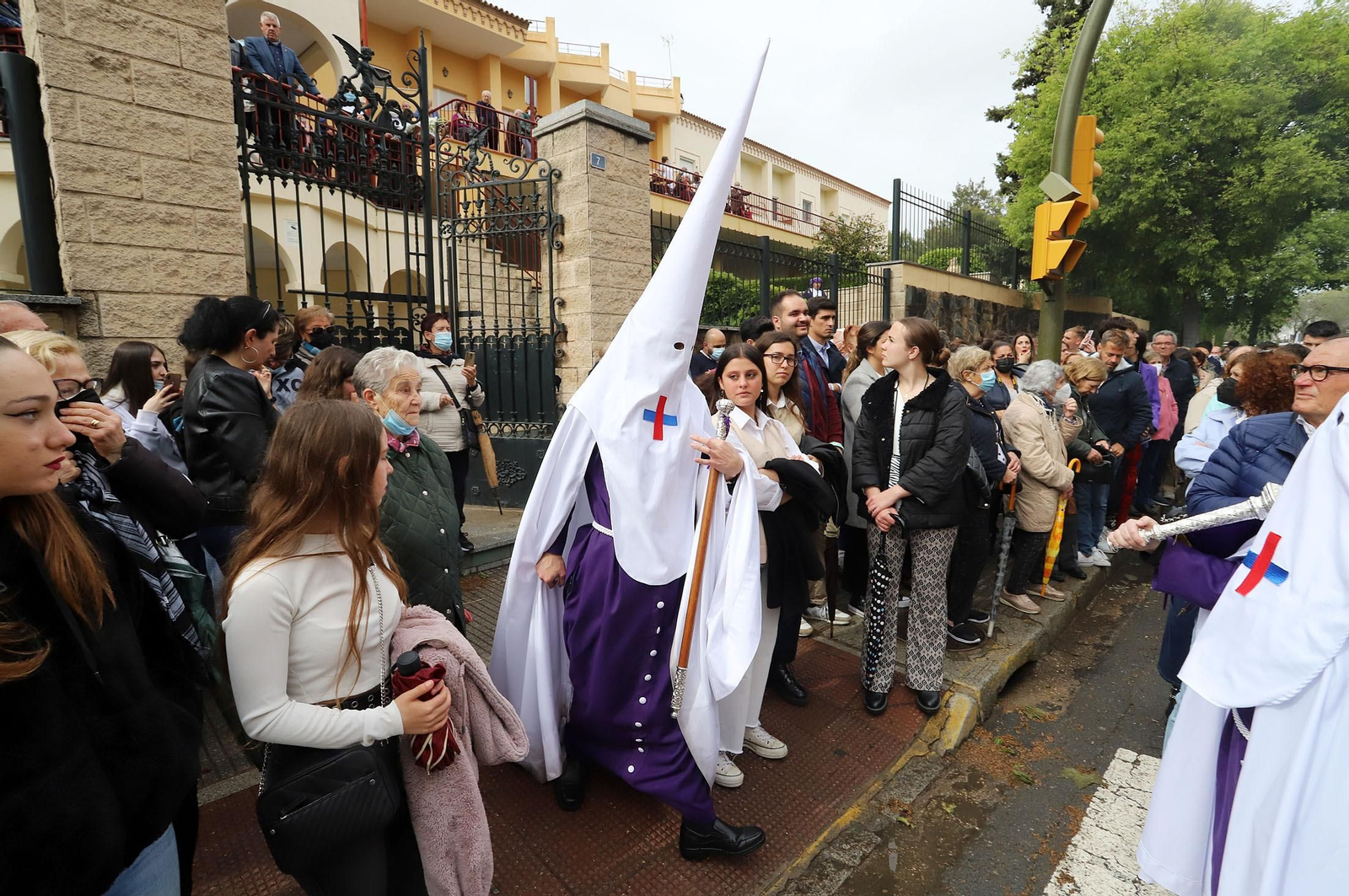 Imágenes de la procesión del Cautivo  bajo la lluvia en Huelva