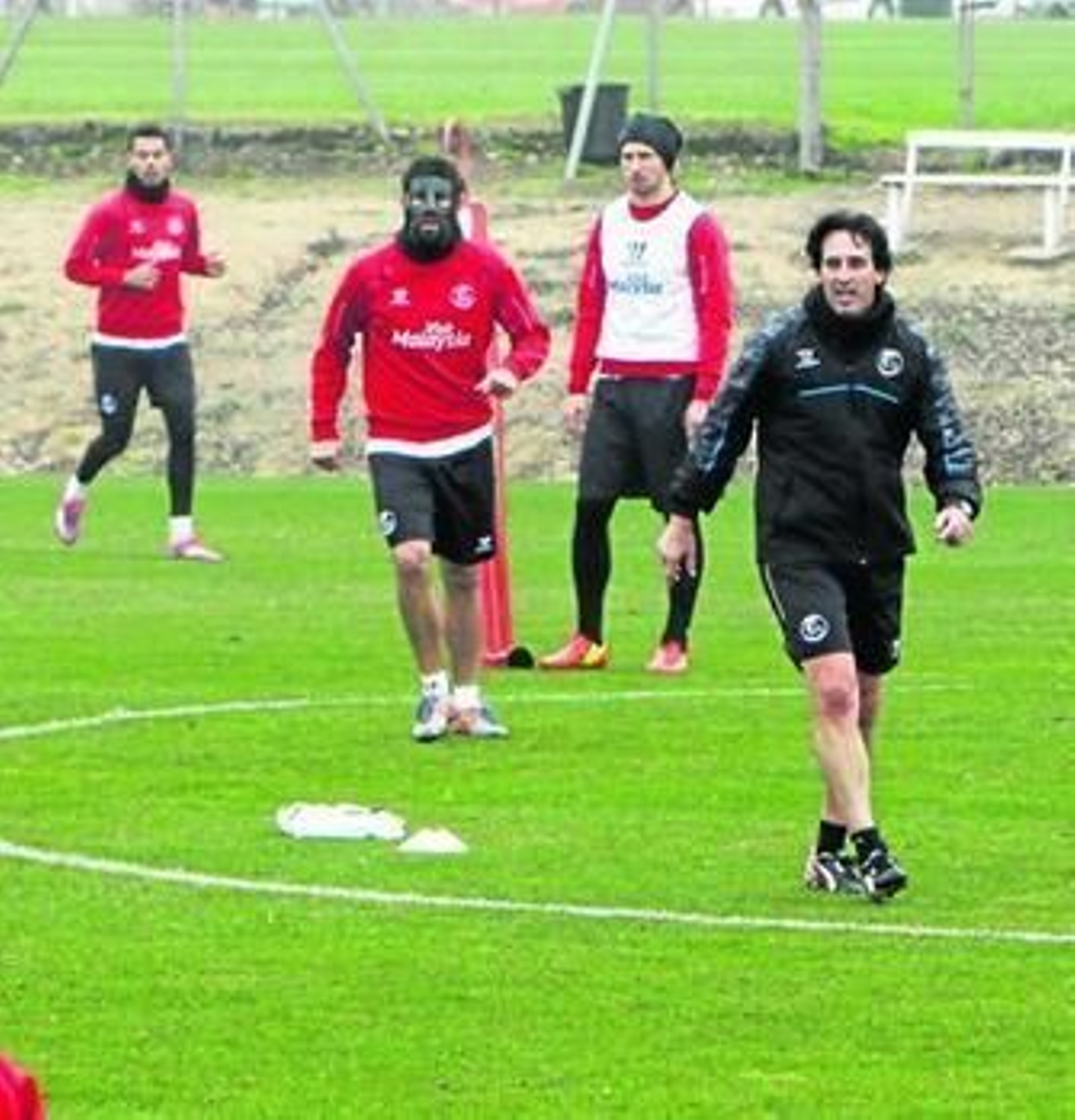 Coke, con máscara, se ejercita detrás de Emery en compañía de Krychowiak.