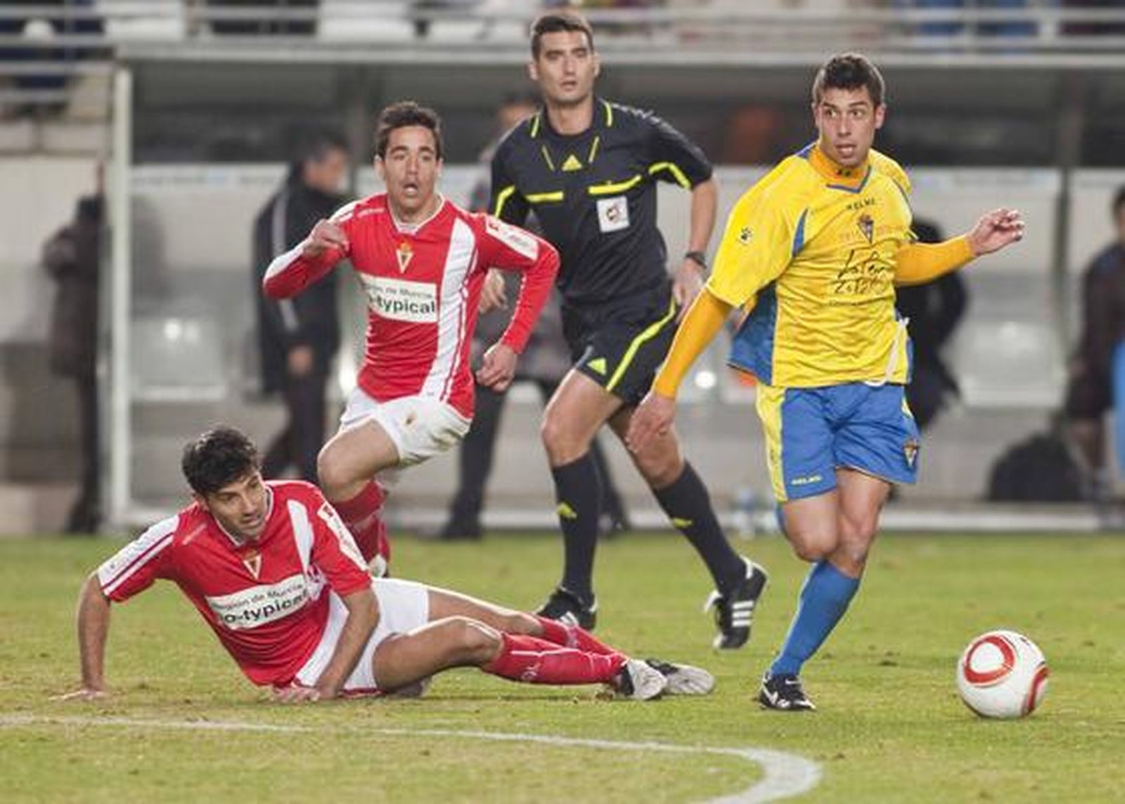 Carlos Caballero busca con la mirada a algún compañero.

Foto: LOF