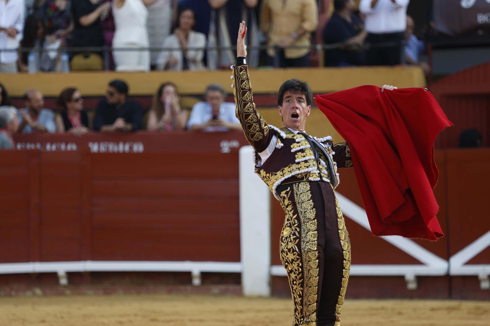Una decepcionante corrida de Miura con Esaú Fernández a hombros cierra Algeciras