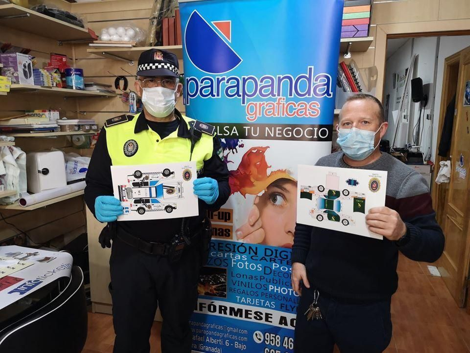 La Policía Local de la localidad granadina de Íllora reparte recortables para hacer más ameno el confinamiento por coronavirus