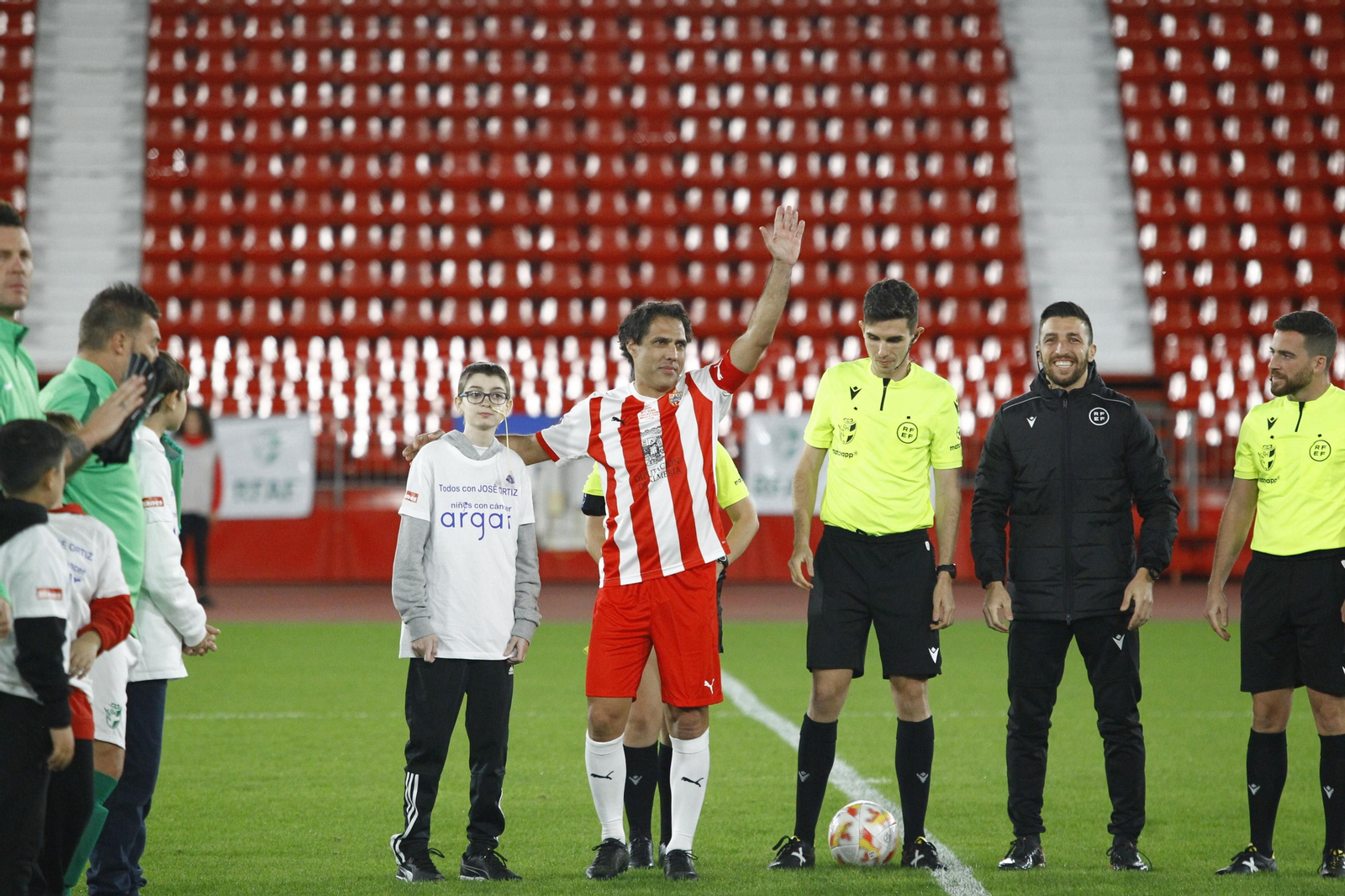Imágenes del partido homenaje al 'eterno' capitán de la U.D. Almería, José Ortiz