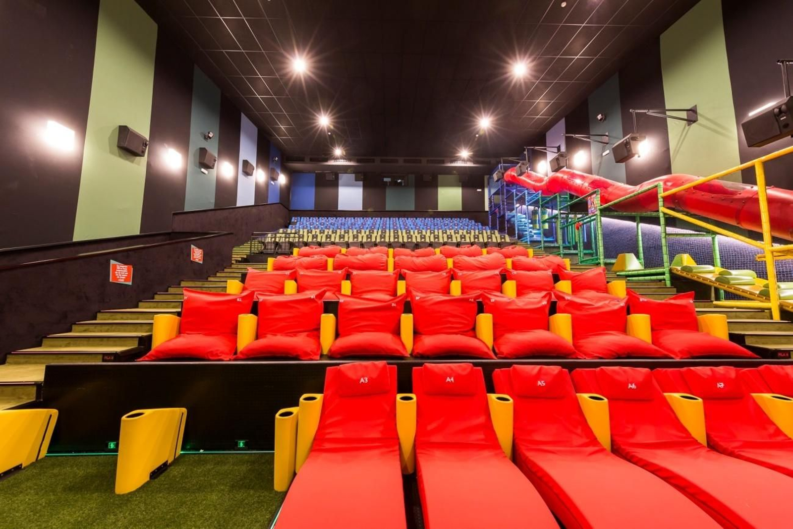 Sala Junior dotada de toboganes, bolas y tumbonas del Centro Comercial Torrecárdenas