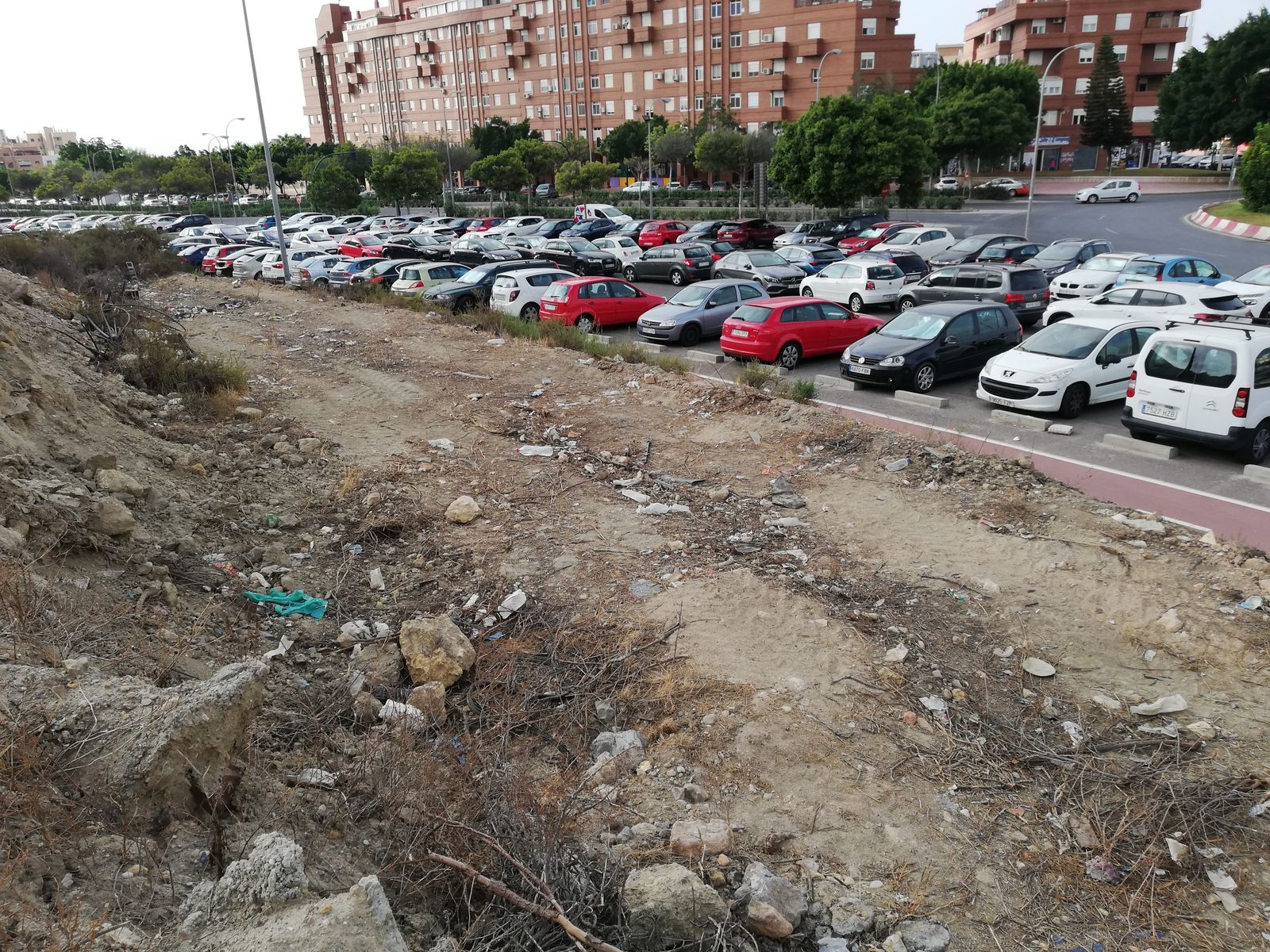 Basura acumulada alrededor del Hospital Torrecárdenas