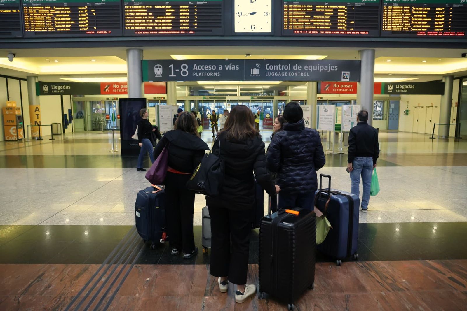 La estación de María Zambrano de Málaga esta mañana, tras el accidente en Córdoba, en imágenes