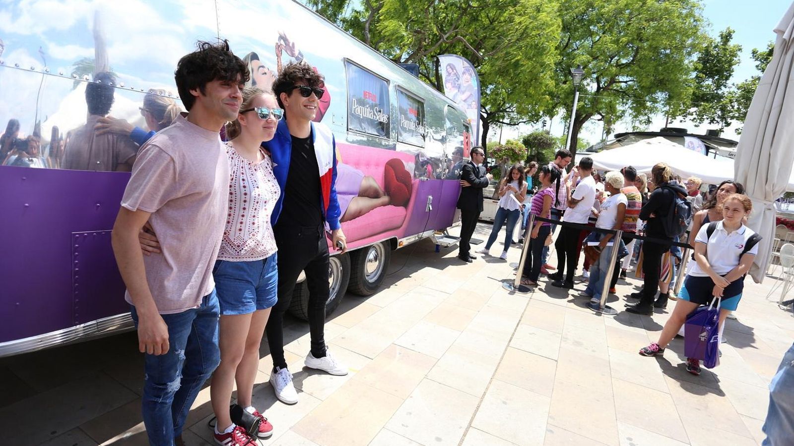 Los participantes del casting se hacen fotos con Los Javis.