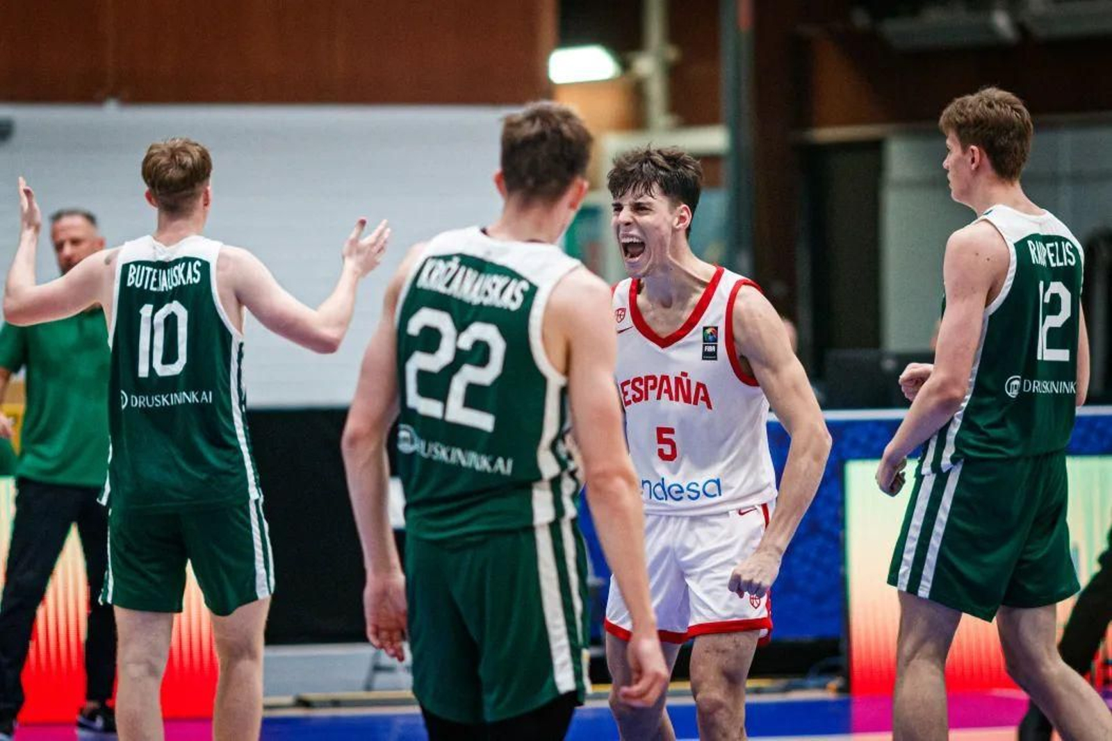 Saint-Supéry, frente a Lituania.