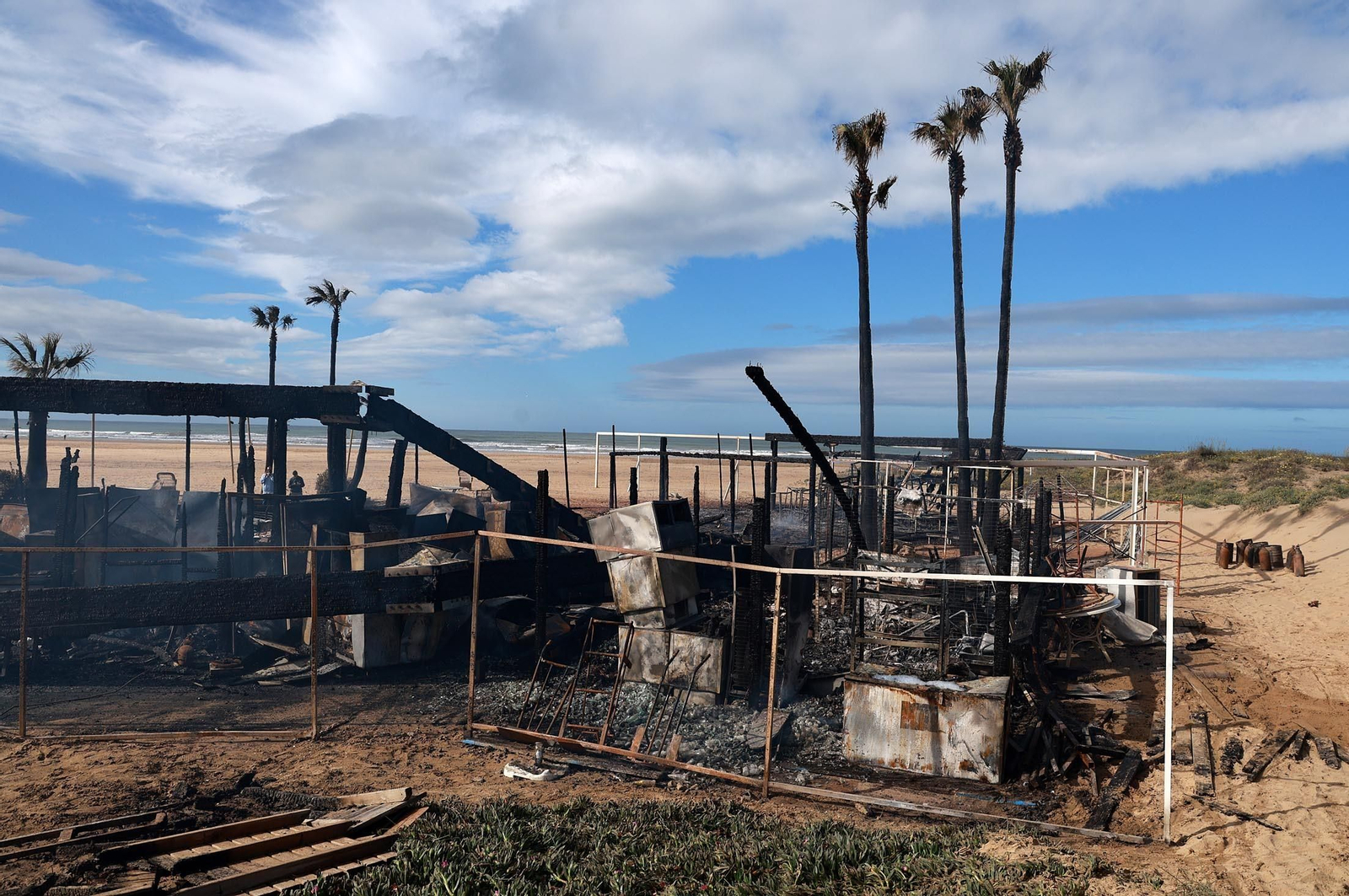Imágenes del chiringuito El Tabla tras el debastador incendio