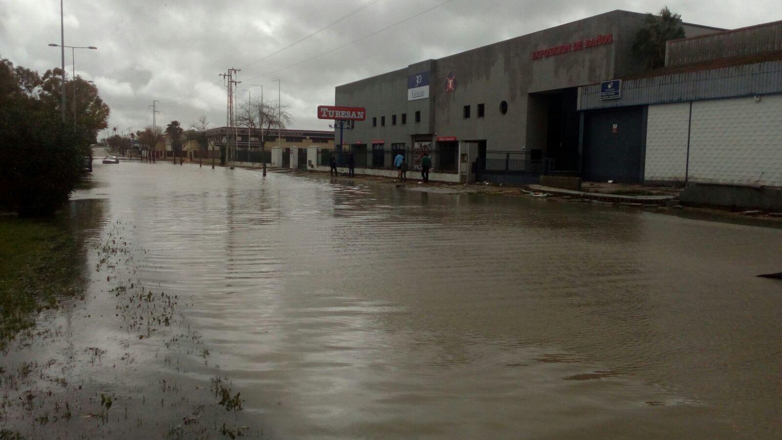 La avenida Cantos Ropero llena de agua