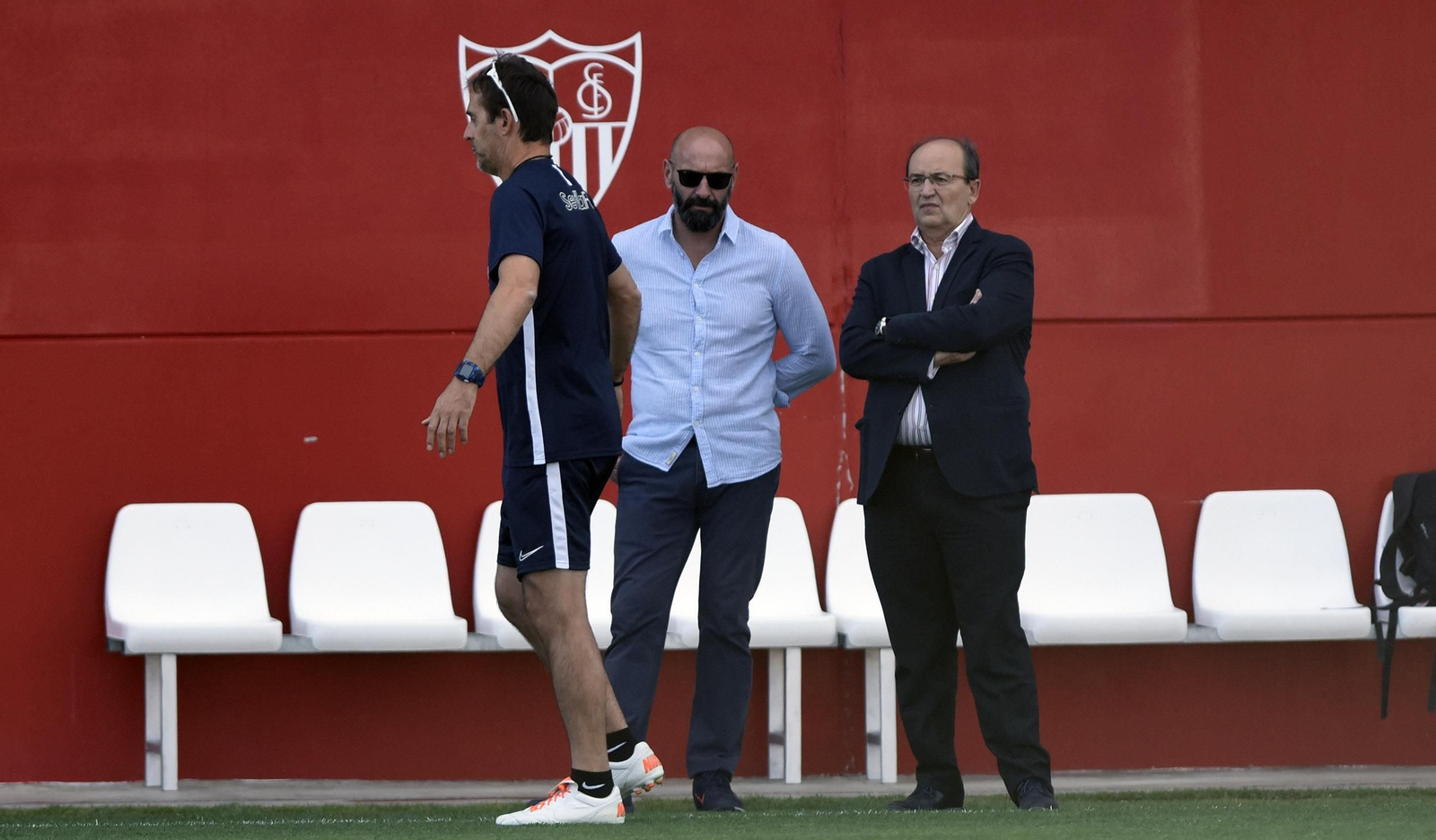 Julen Lopetegui, Monchi y José Castro, durante un entrenamiento del Sevilla en la ciudad deportiva.
