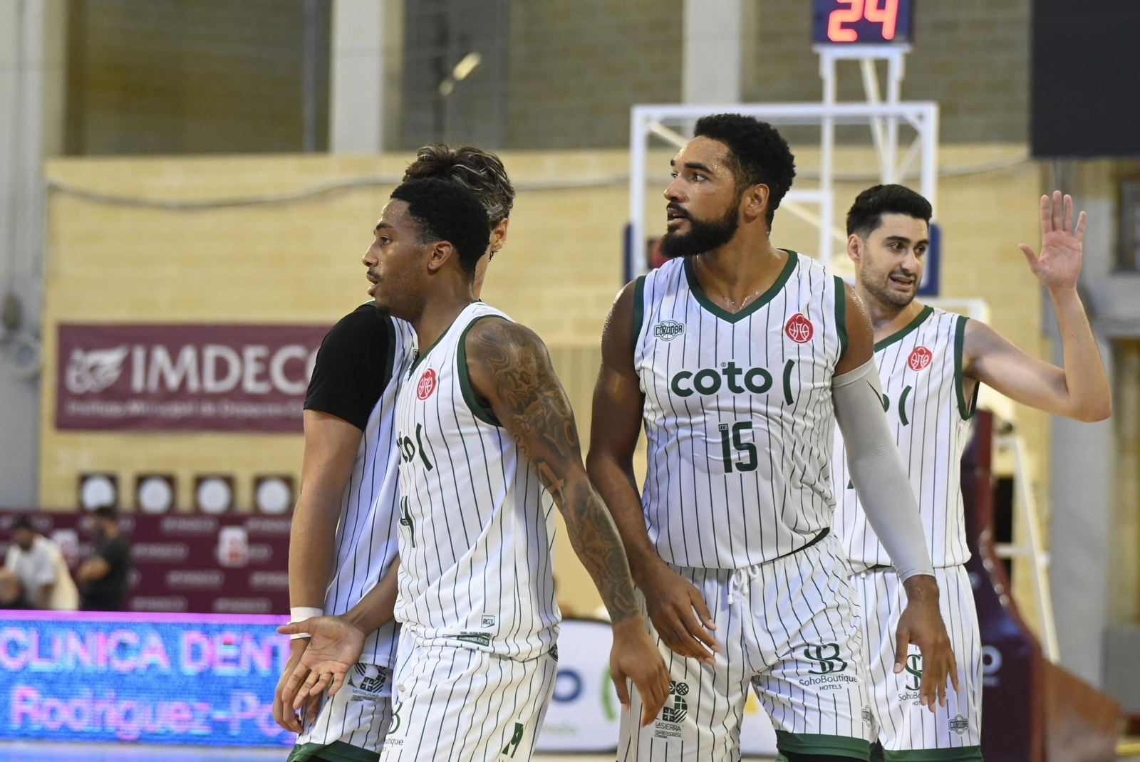 Las mejores fotos del ambiente en Vista Alegre para el Coto Córdoba - Jaén CB de la Copa de España de baloncesto