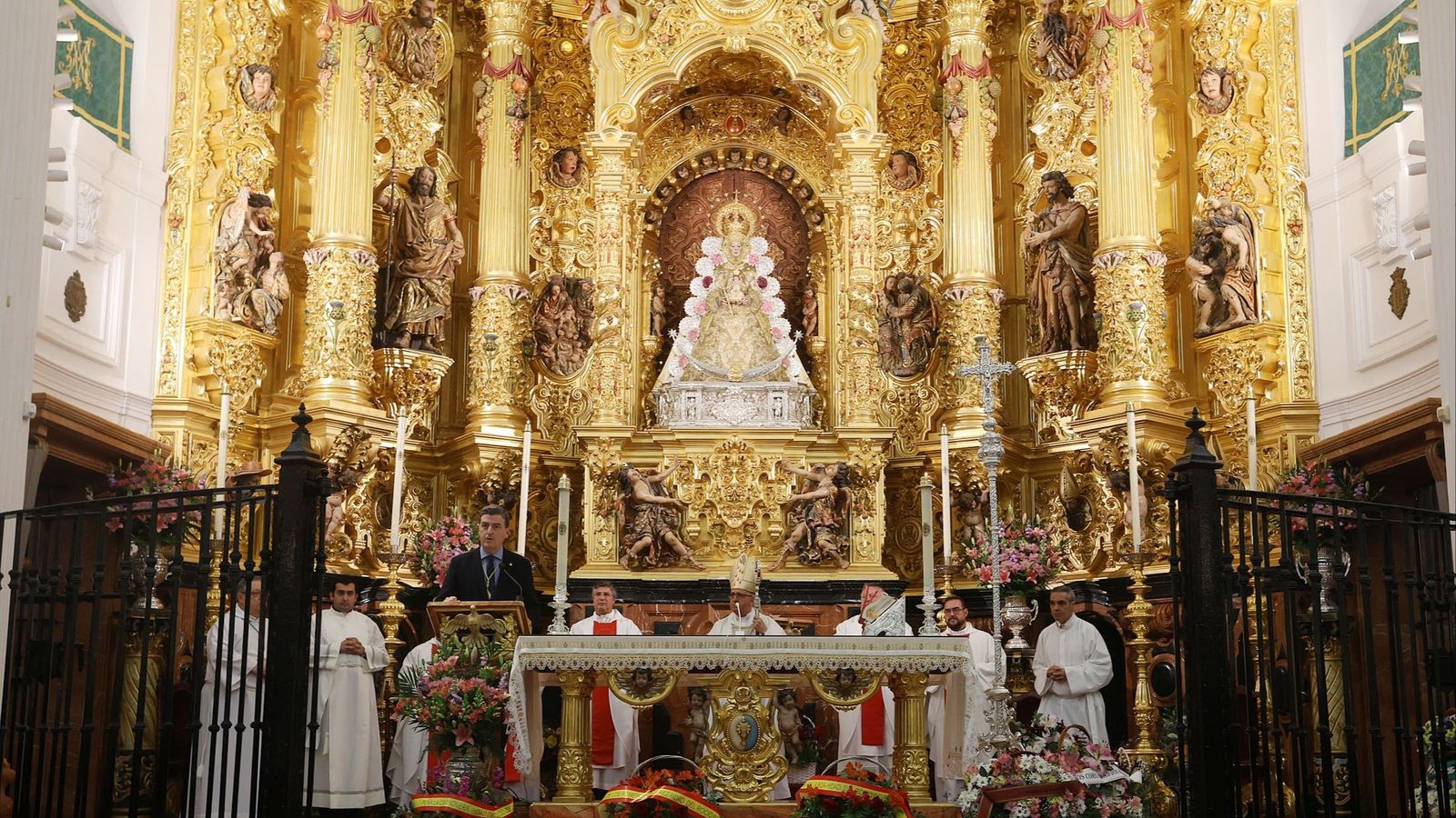 Misa en la iglesia de El Rocío.